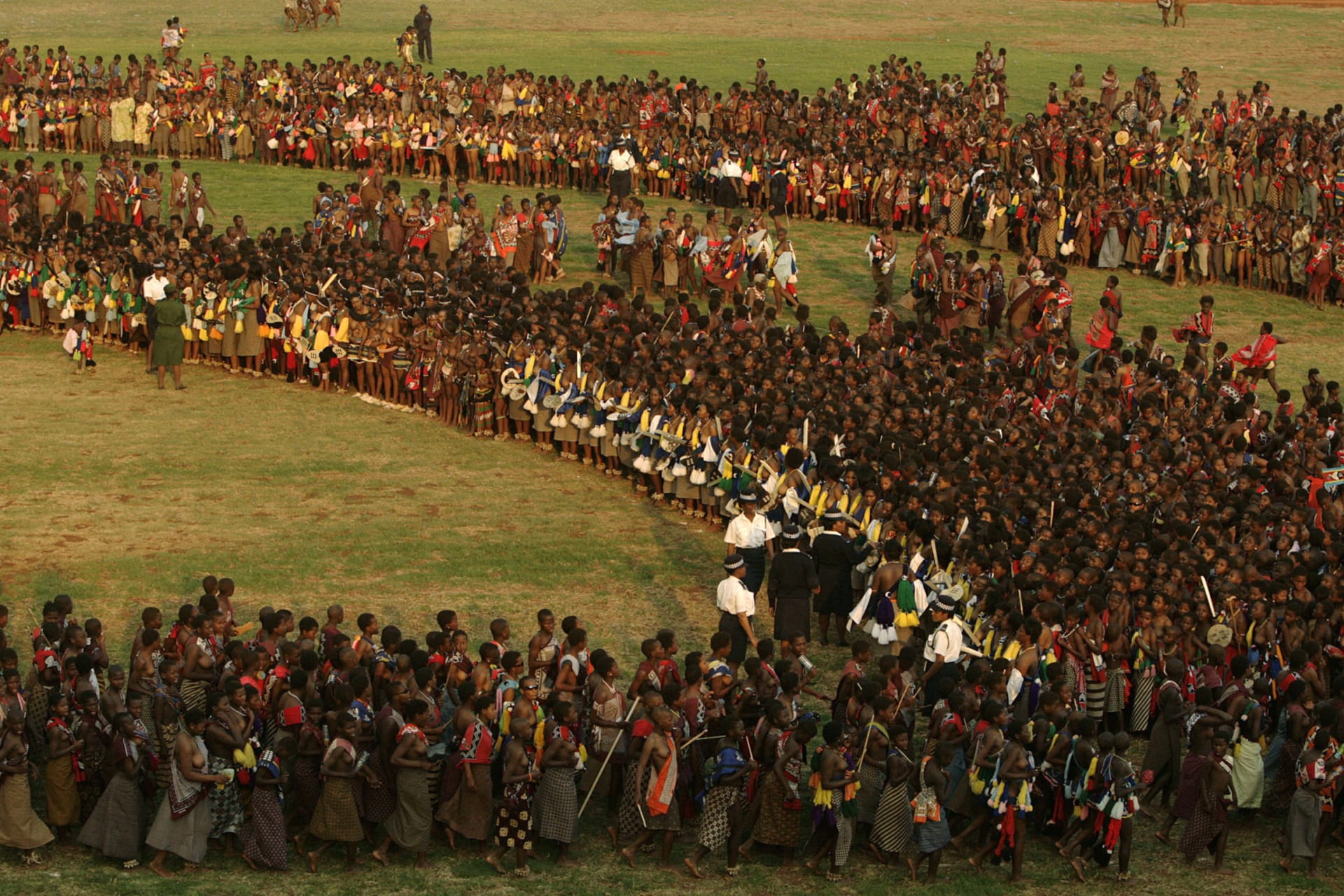 <p>Bare-breasted virgins competing for King Mswati III’s eye take part in a traditional reed dance at Ludzidzini, Swaziland August 31, 2008. The reed dance in South Africa was just a dance performance, unlike the one pictured in Swaziland.</p>
