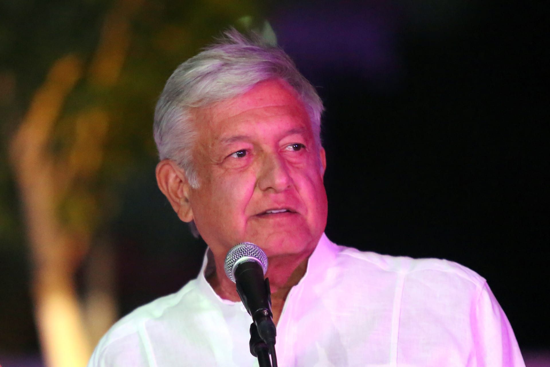 <p>Leftist front-runner Andres Manuel Lopez Obrador of the National Regeneration Movement (MORENA) delivers a message after arriving at the third and final debate in Merida, Mexico June 12, 2018.</p>
