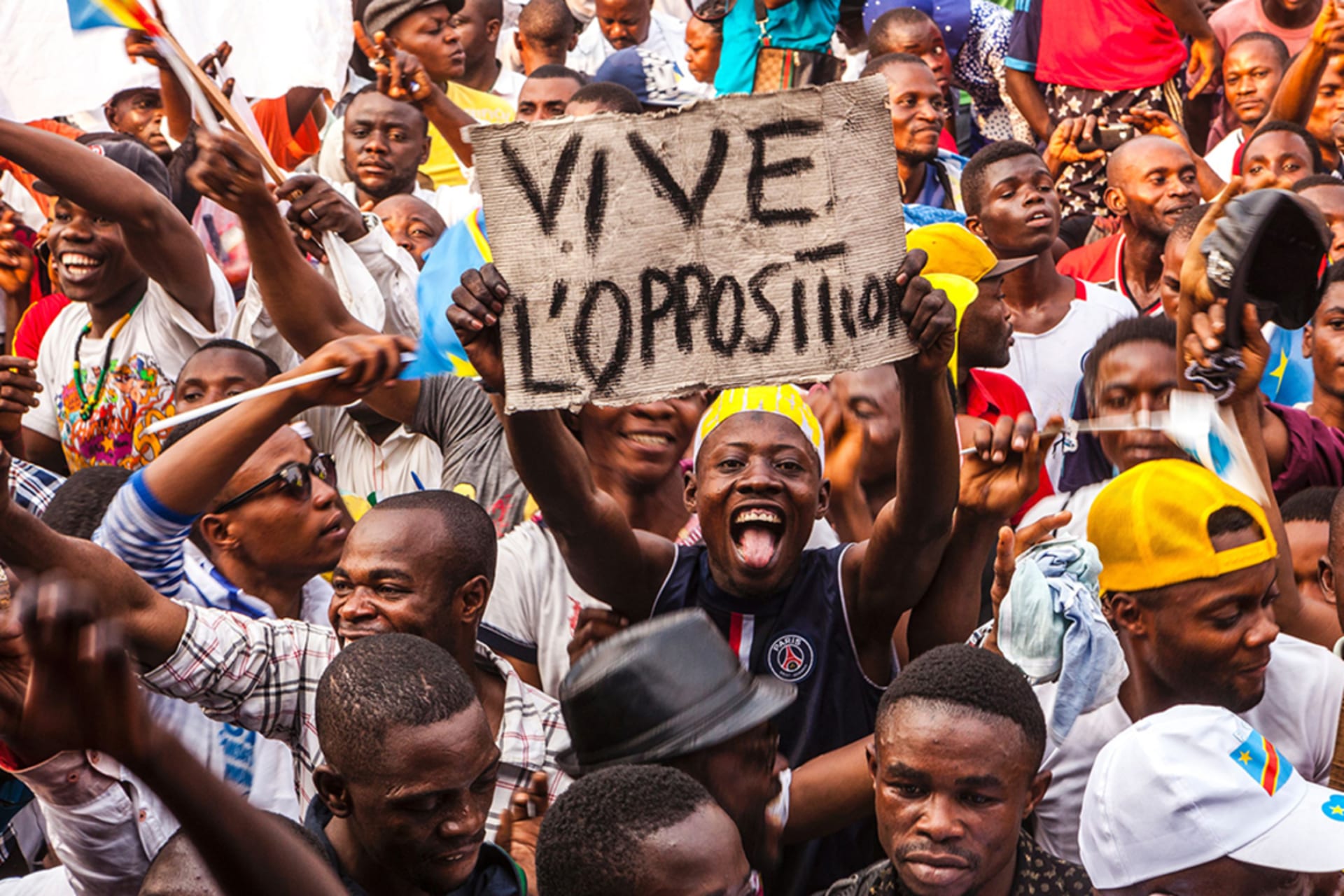 <p>An opposition supporter holds up a reading ‘Long live the opposition’ during a rally organised by political opposition parties in Kinshasa on July 31, 2016.</p>
