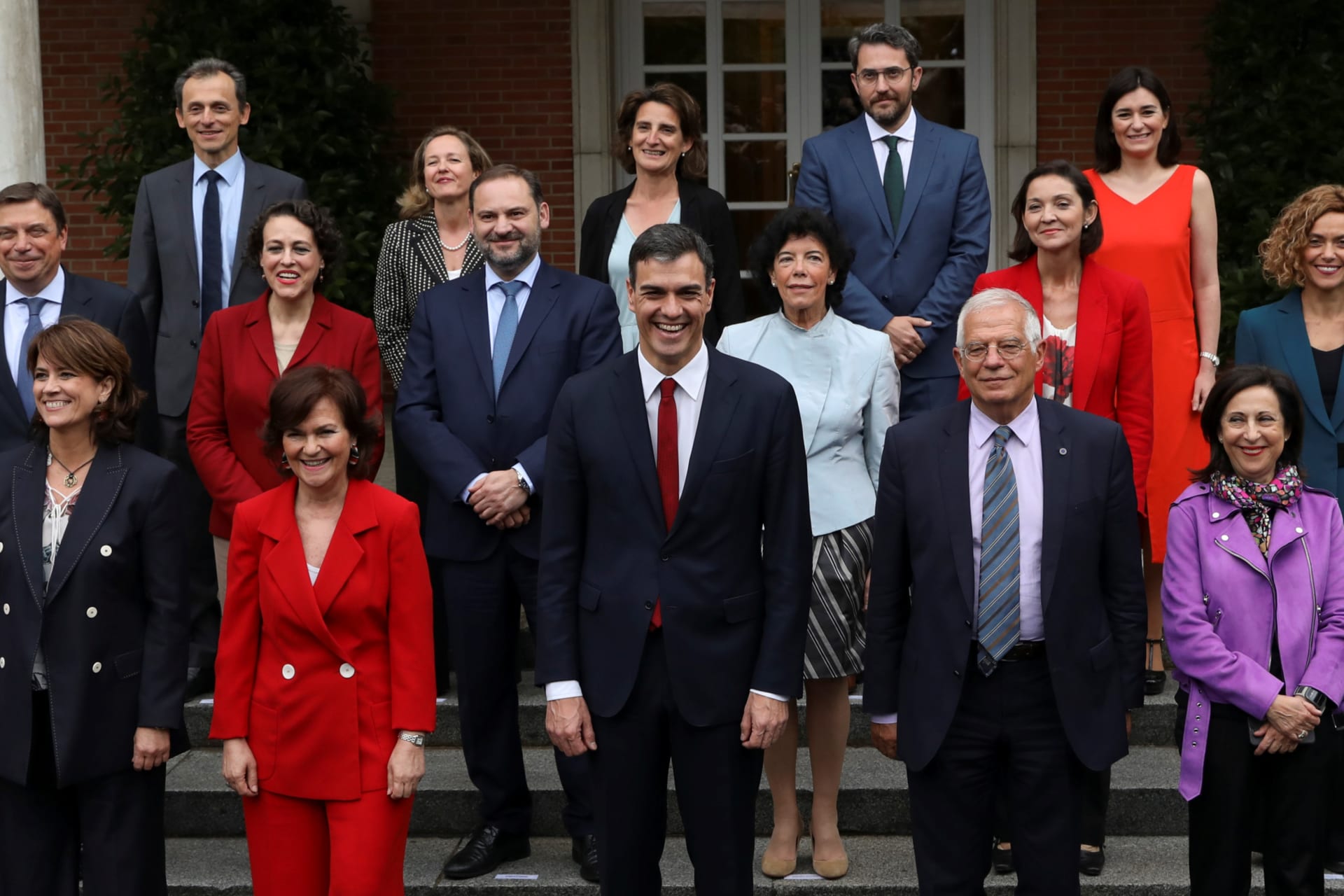 <p>Spain’s Prime Minister Pedro Sanchez poses with new government members for a family photo following their first cabinet meeting. June, 2018.</p>
