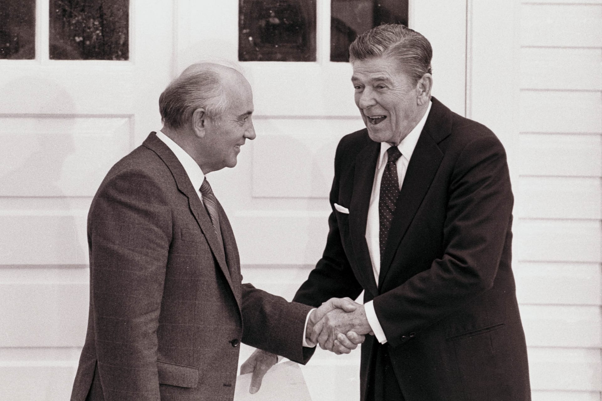 <p>Reagan and Gorbachev shake hands after their talks in Reykjavik.</p>
