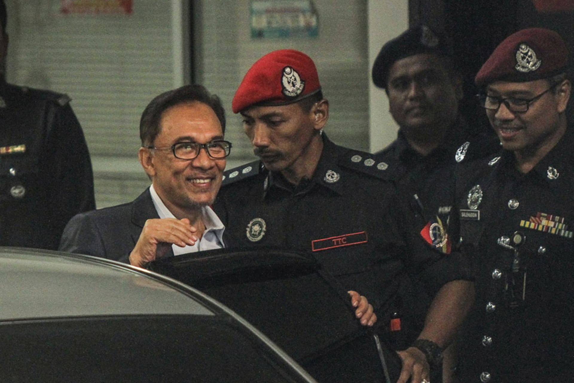 <p>Malaysian opposition leader Anwar Ibrahim is escorted by prison officers near the court lock-up after his hearing in a sodomy case in Putrajaya, Malaysia, on October 12, 2016.</p>
