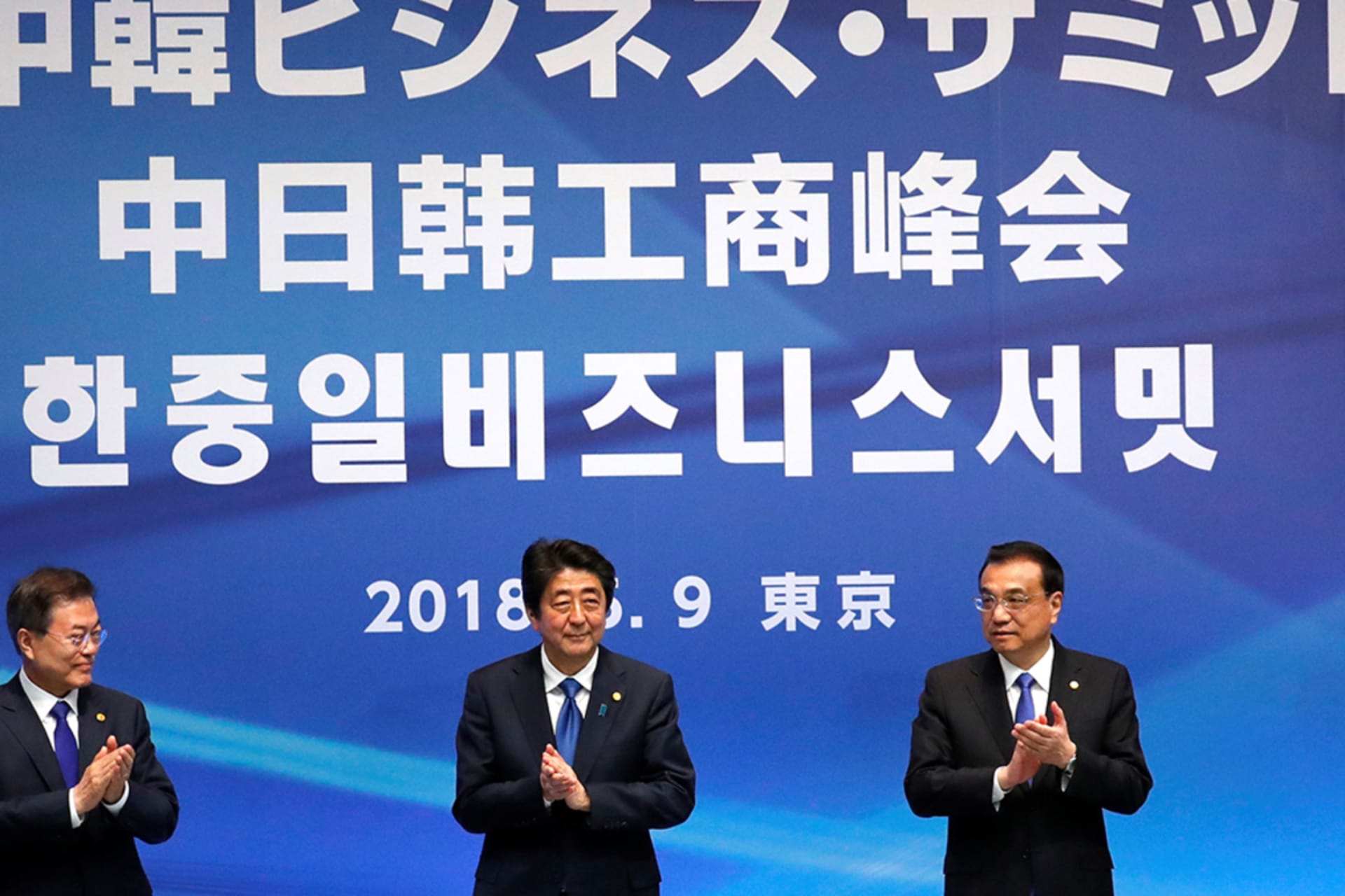 <p>Japanese Prime Minister Shinzo Abe, South Korean President Moon Jae-in, and Chinese Premier Li Keqiang attend a business summit in Tokyo on May 9, 2018.</p>
