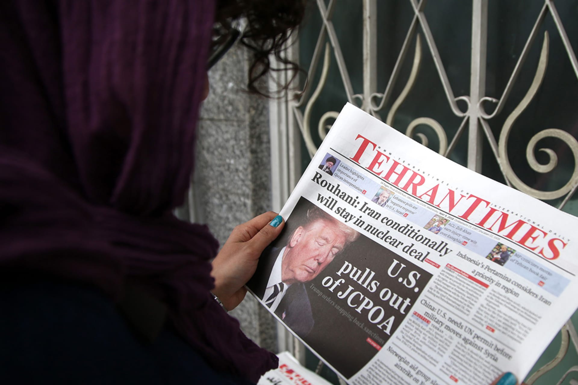 <p>A woman reads the Tehran Times, May 9, 2018.</p>
