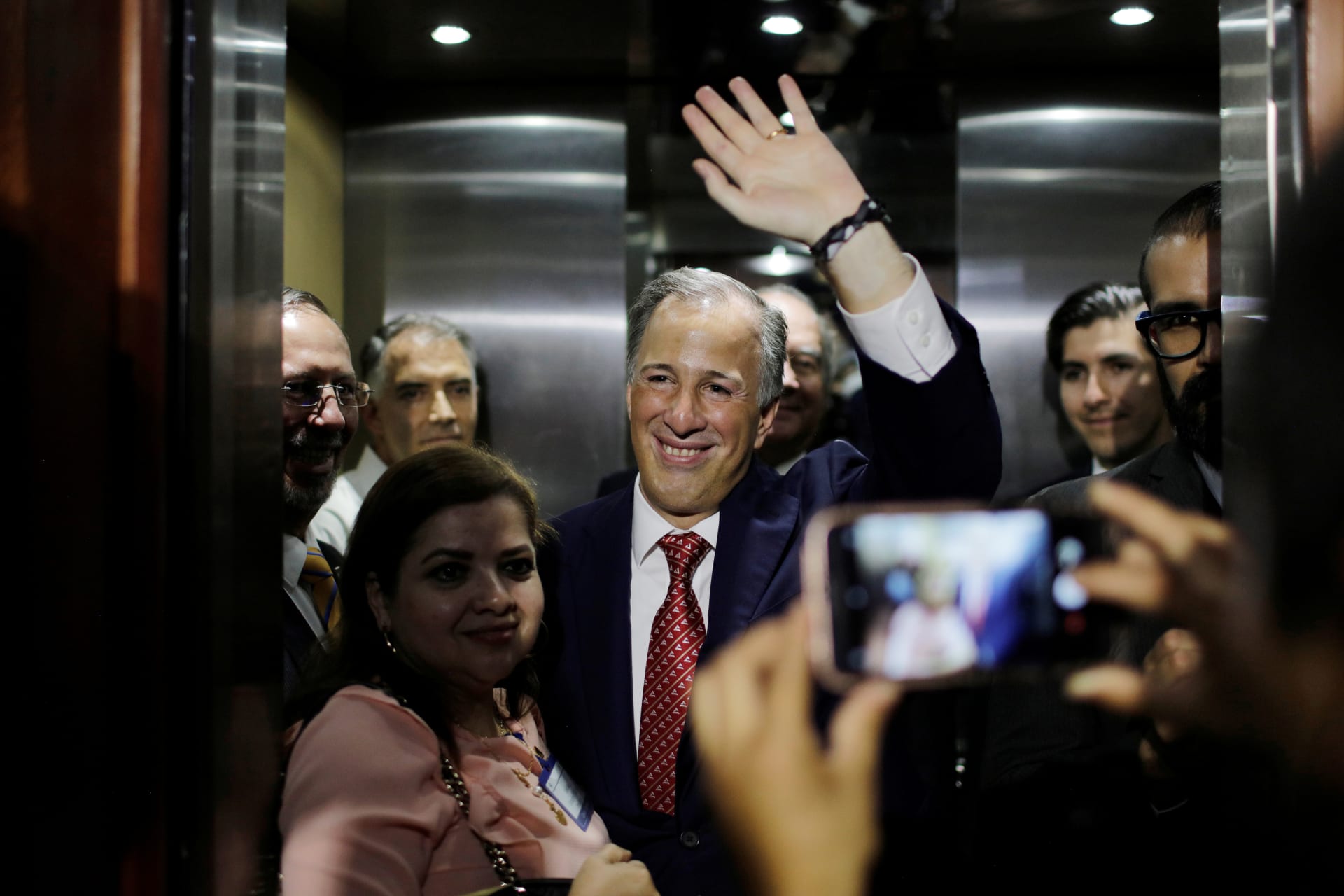 <p>Institutional Revolutionary Party (PRI) presidential candidate Jose Antonio Meade waves after a meeting with the National Chamber of Commerce (CANACO) in Mexico City, Mexico April 19, 2018.</p>
