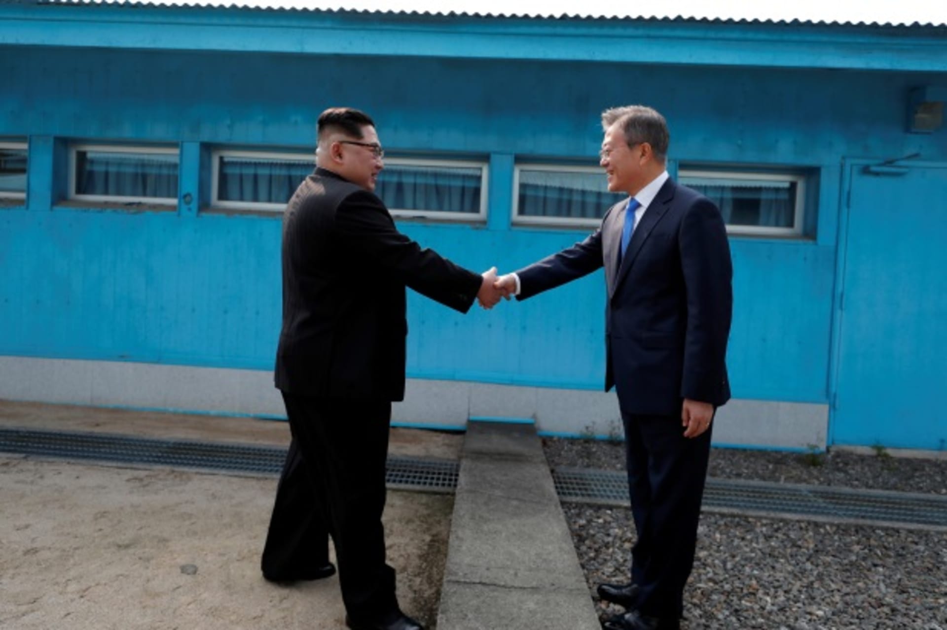 <p>South Korean President Moon Jae-in shakes hands with North Korean leader Kim Jong Un during their meeting at the truce village of Panmunjom inside the demilitarized zone separating the two Koreas, South Korea, April 27, 2018.</p>
