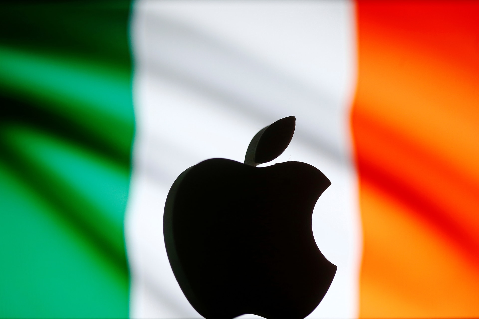 <p>A 3D printed Apple logo in front of an Irish flag.</p>
