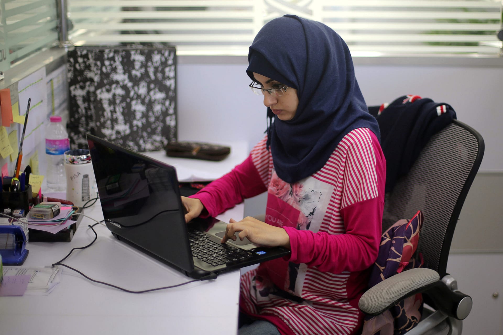 <p>Entrepreneur Samar Hijjo developed ”Baby Sitter,” a mobile application aimed at raising awareness of women during pregnancy and after child birth; here she works at UCAS Technology Incubator office in Gaza City, October 31, 2016.</p>

