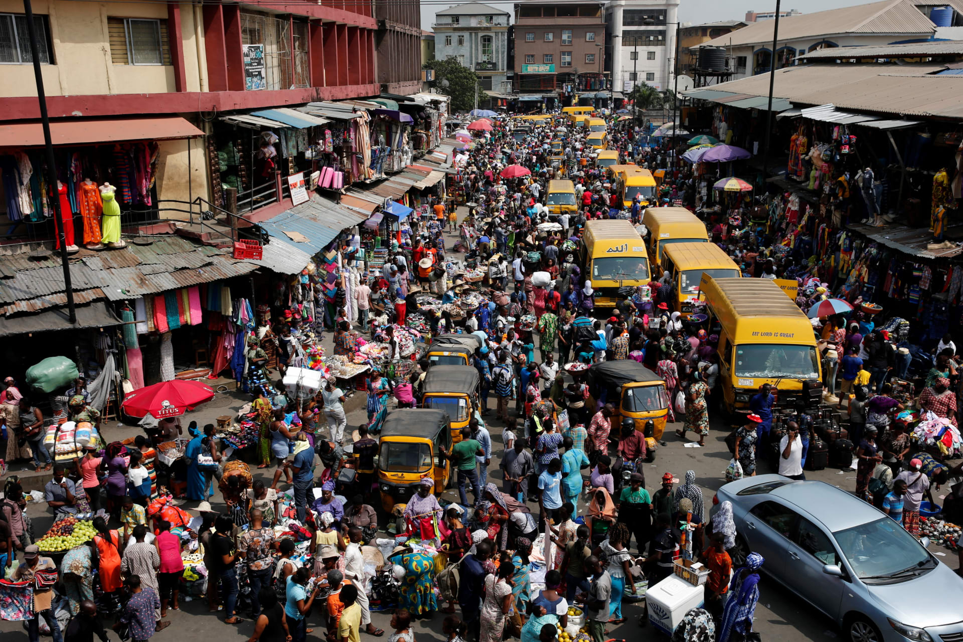 <p>People crowd a street at the central business district in Nigeria’s commercial capital Lagos ahead of Christmas December 23, 2016. </p>
