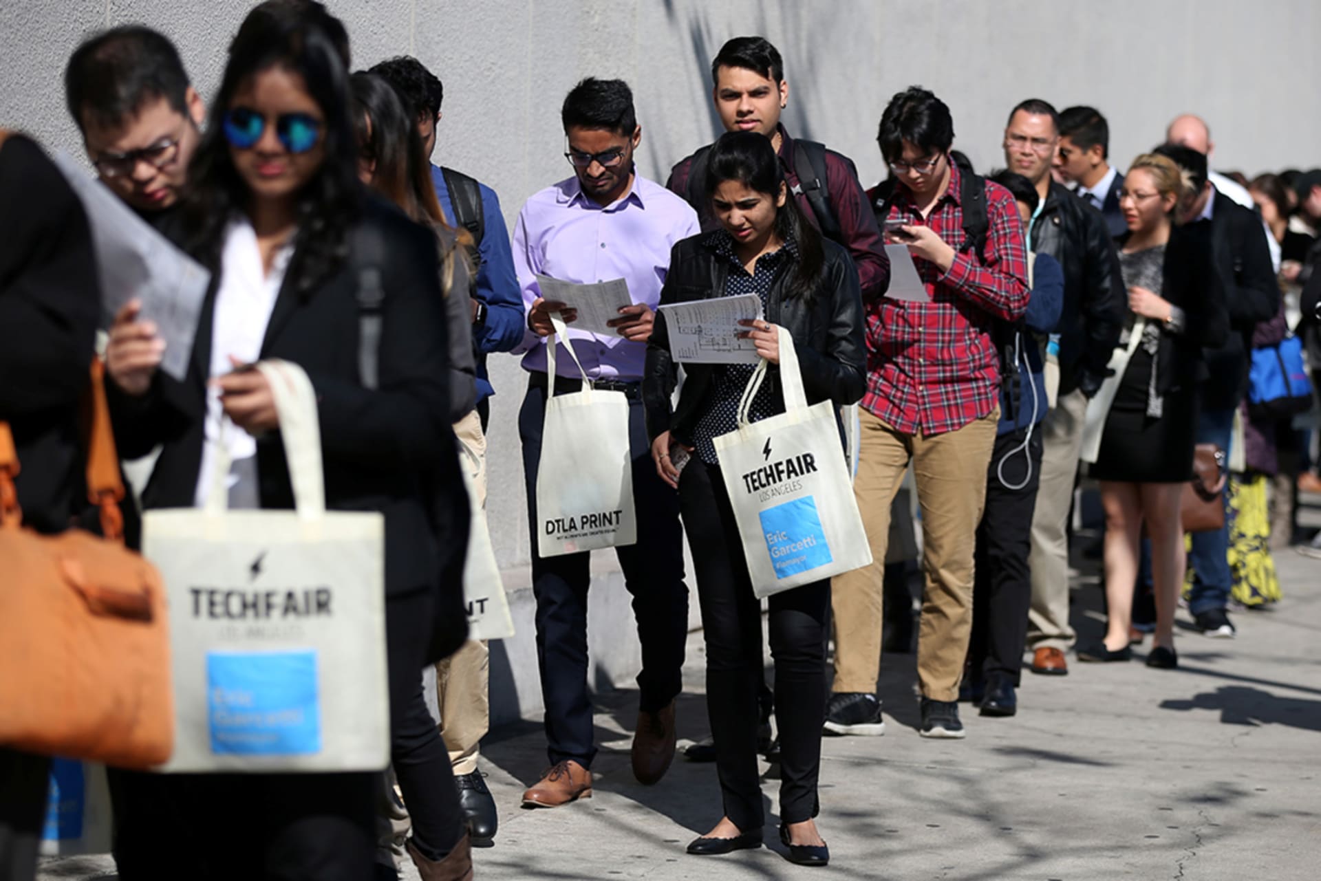 <p>People wait in line to attend TechFair LA, a technology job fair, in Los Angeles, California, on January 26, 2017. </p>
