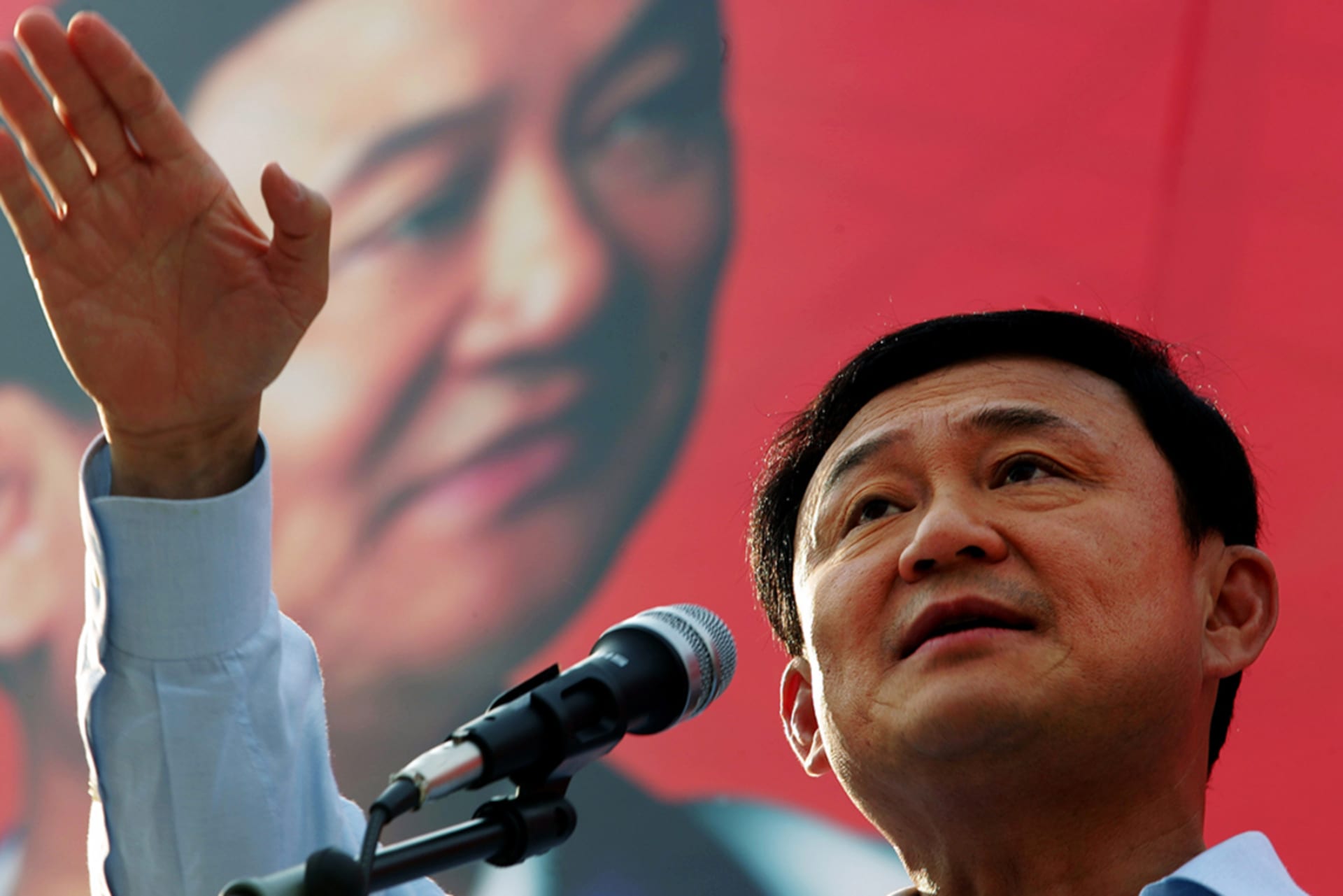 <p>Former Thai Prime Minister Thaksin Shinawatra speaks during an election campaign rally in the southern island of Phuket February 1, 2005.</p>