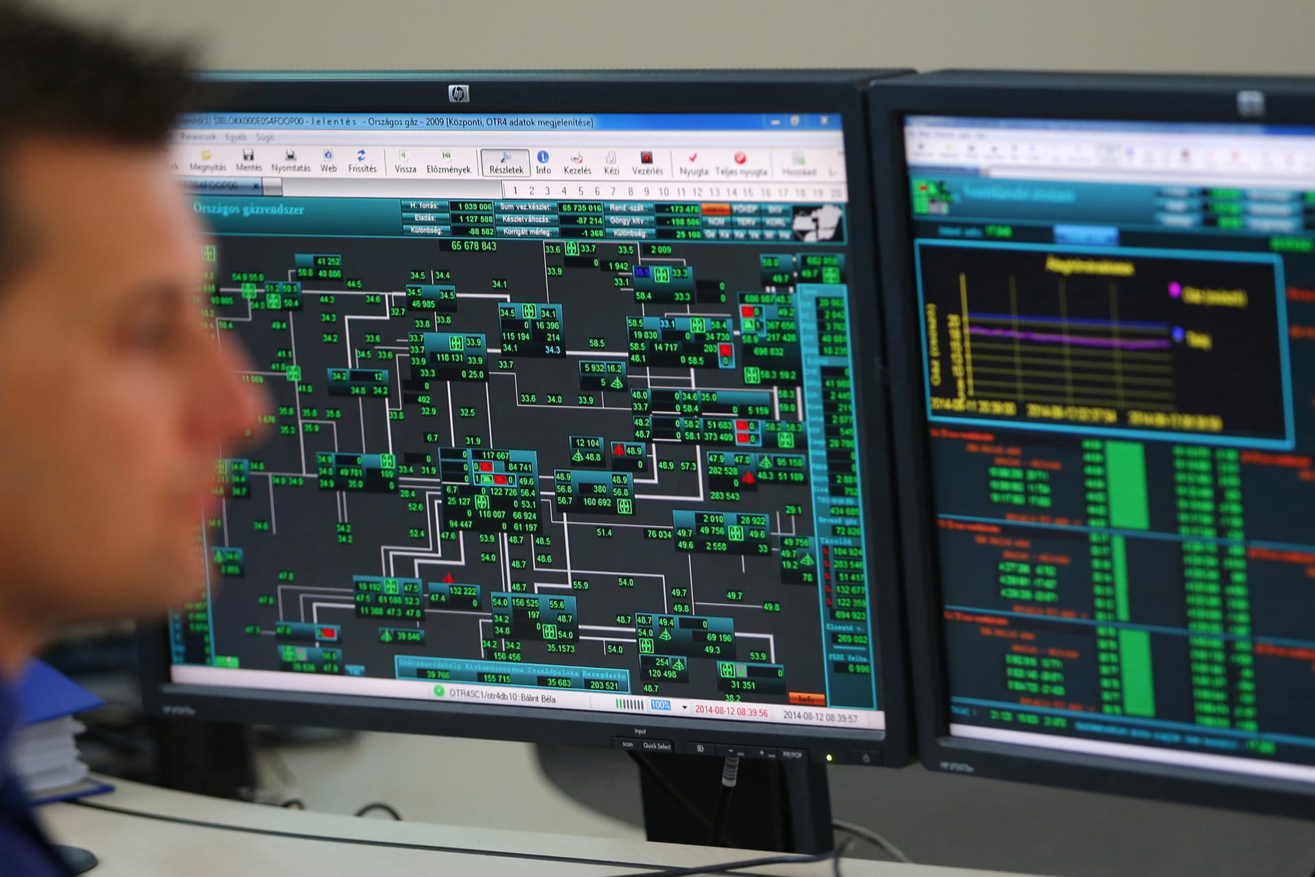 <p>An engineer oversees the gas distribution system of Hungary’s gas pipeline operator FGSZ in a control room on August 12, 2014.</p>
