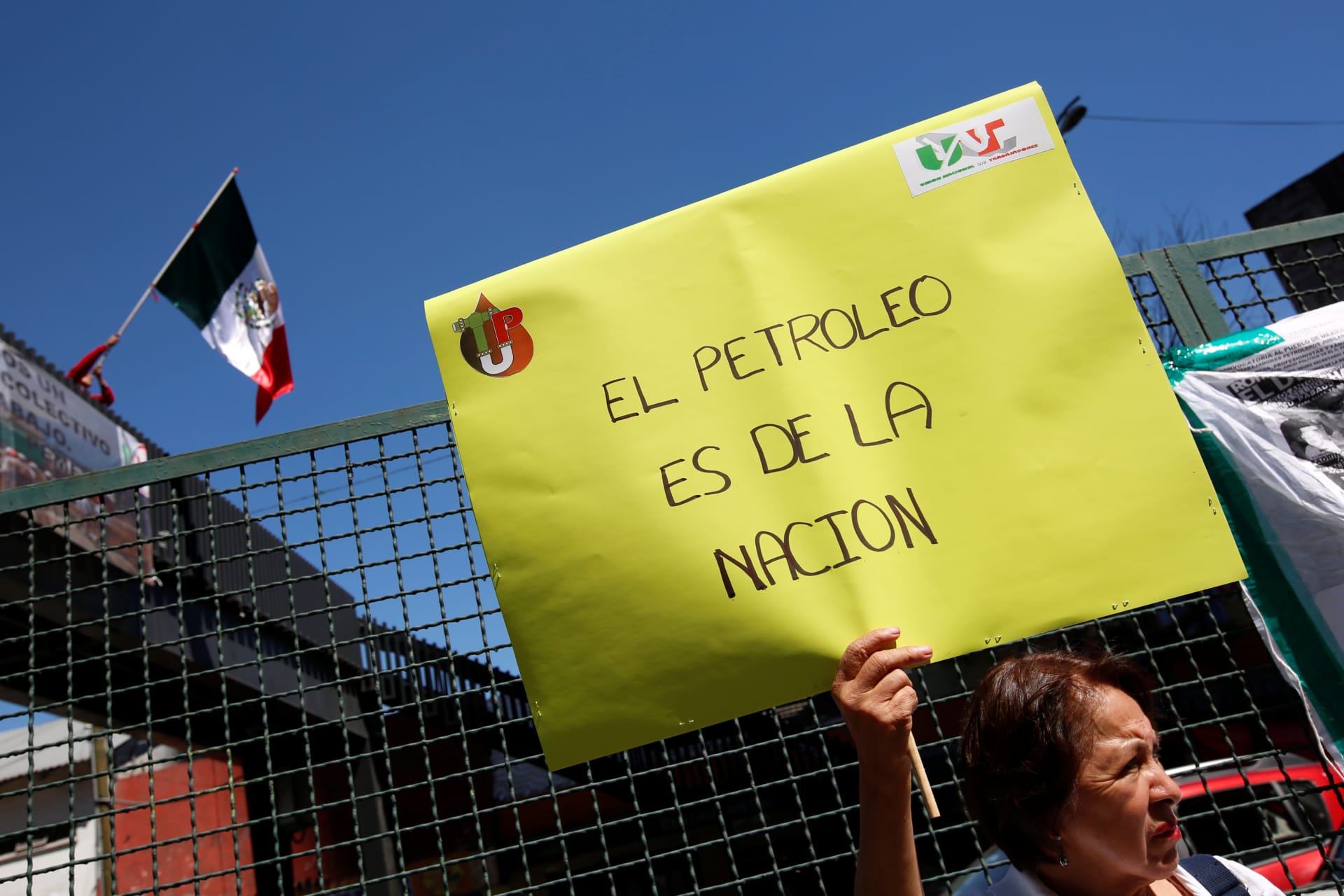 <p>A union worker holds a placard as she protests outside Pemex headquarters to demand better contracts for technicians and other professionals, in Mexico City, Mexico November 7, 2017. The placard reads: “The oil is from the nation.”</p>
