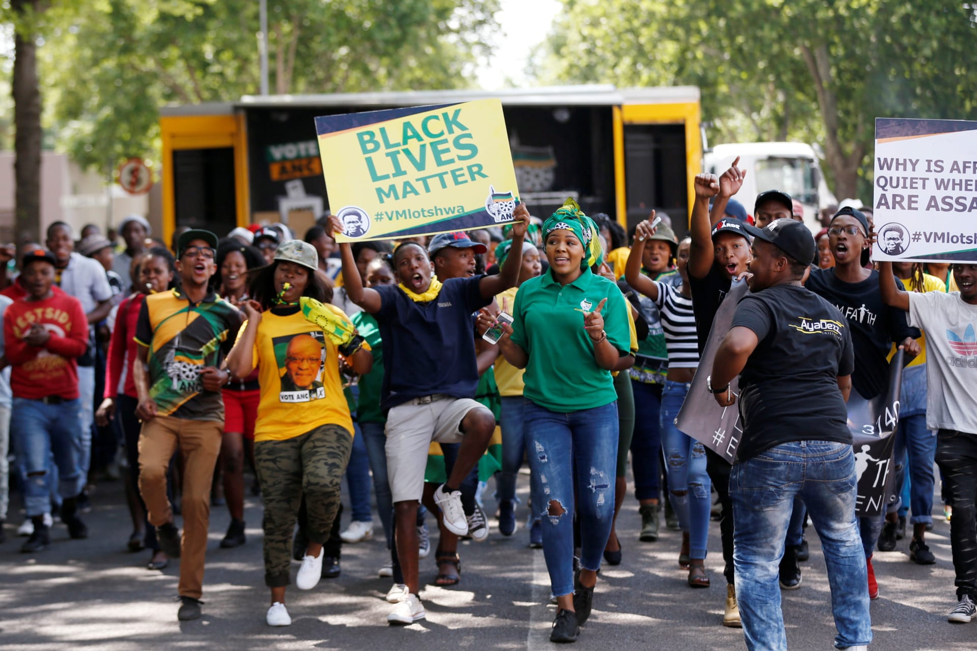 <p>People protesting two white farmers who threatened to kill a black South African in South Africa, October 23, 2017. </p>
