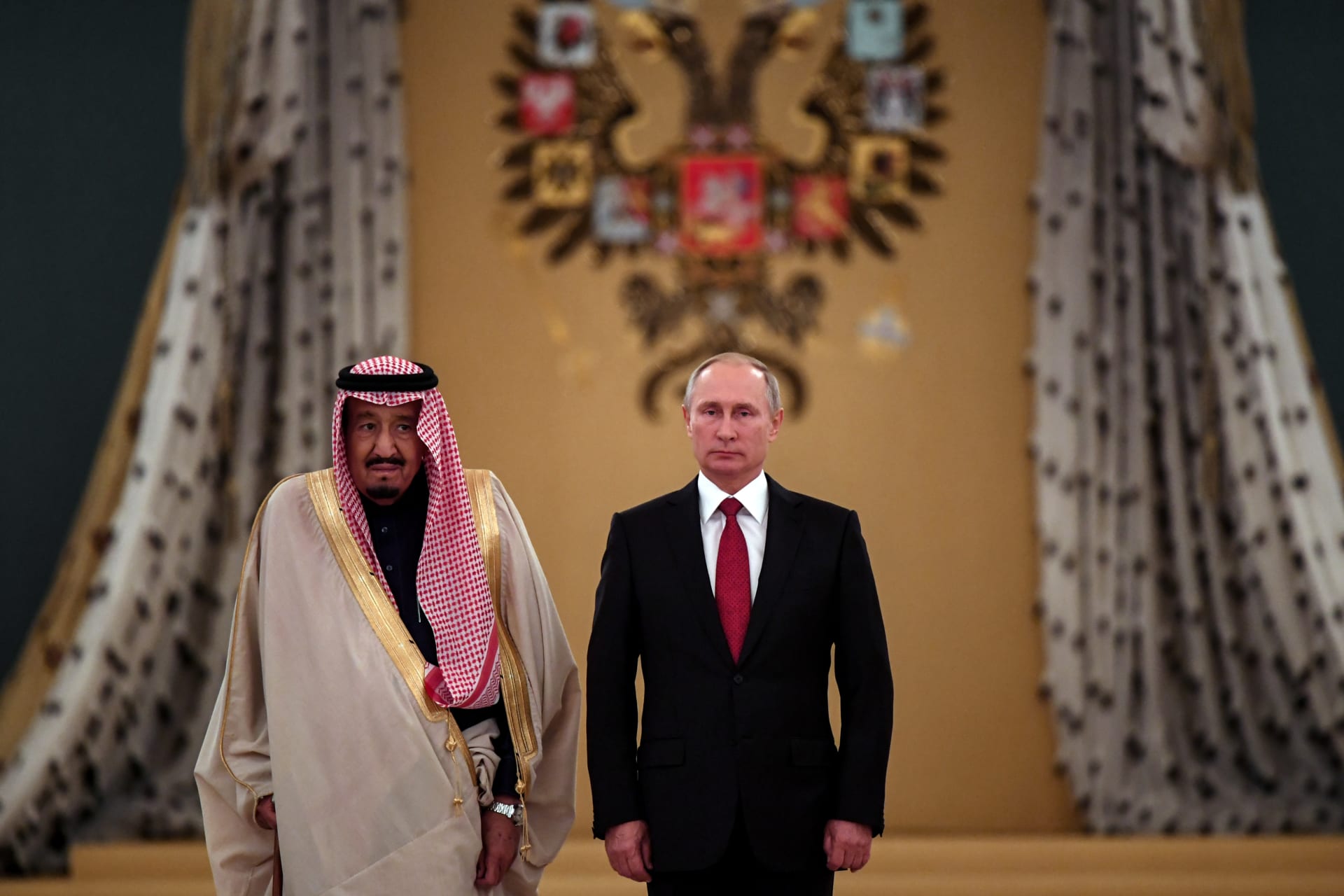 <p>Russian President Vladimir Putin (R) and Saudi Arabia’s King Salman attend a welcoming ceremony ahead of their talks in the Kremlin in Moscow</p>
