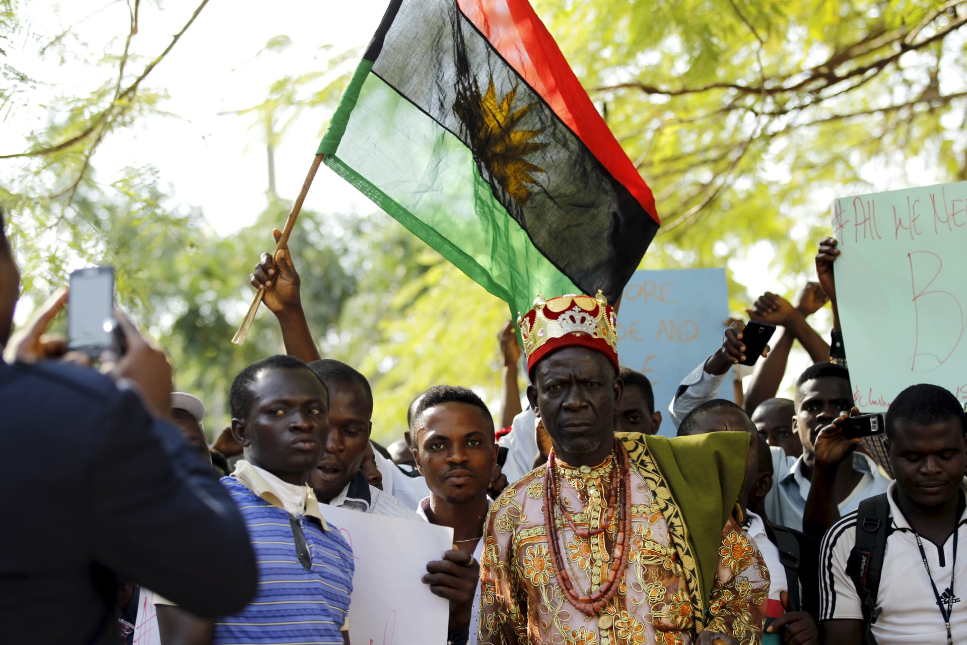 <p>Traditional ruler Prince Ozo Onna joins supporters of Indigenous People of Biafra (IPOB) leader Nnamdi Kanu in a rally, as he is expected to appear at a magistrate court in Abuja, Nigeria December 1, 2015.</p>
