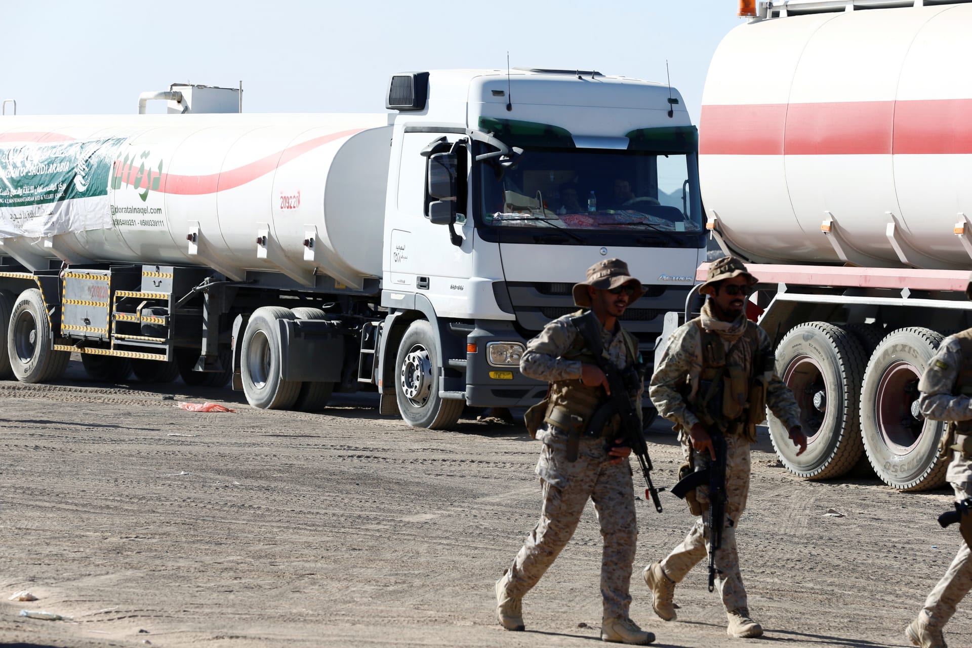 <p>Saudi soldiers walk by oil tanker trucks delivered by Saudi authorities to support charities and NGOs in Marib, Yemen January 26, 2018. Picture taken January 26, 2018. </p>
