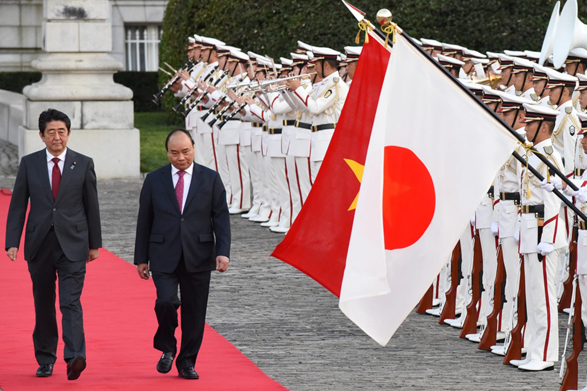 <p>Vietnamese Prime Minister Nguyen Xuan Phuc (R) and his Japanese counterpart Shinzo Abe (L) review an honour guard during a welcoming ceremony in the state guesthouse in Tokyo, Japan on June 6, 2017.</p>
