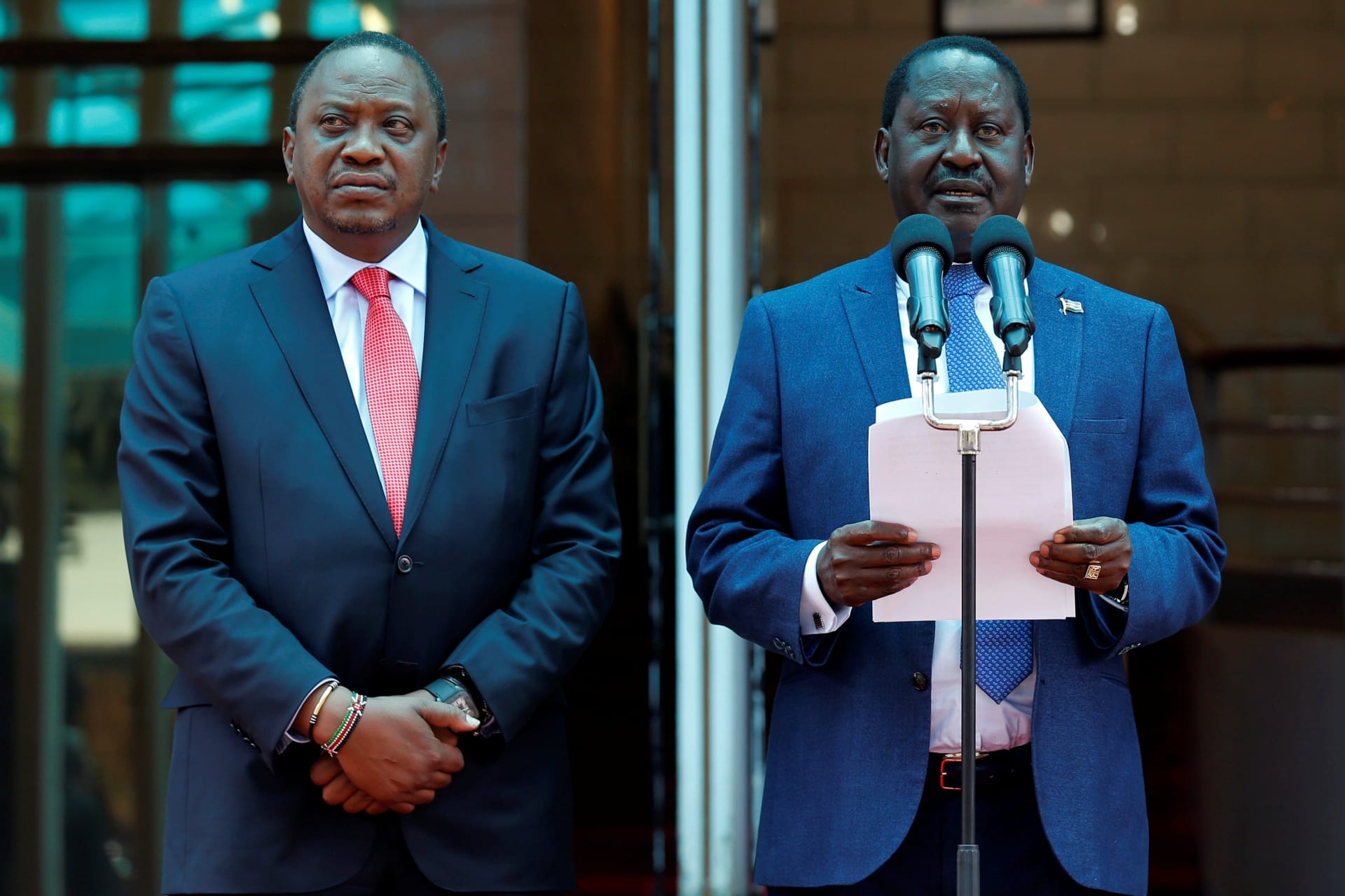 <p>Kenya’s opposition leader Raila Odinga of the National Super Alliance (NASA) coalition flanked by Kenya’s President Uhuru Kenyatta (L) address a news conference after meeting at the Harambee house office in Nairobi, Kenya March 9, 2018.</p>
