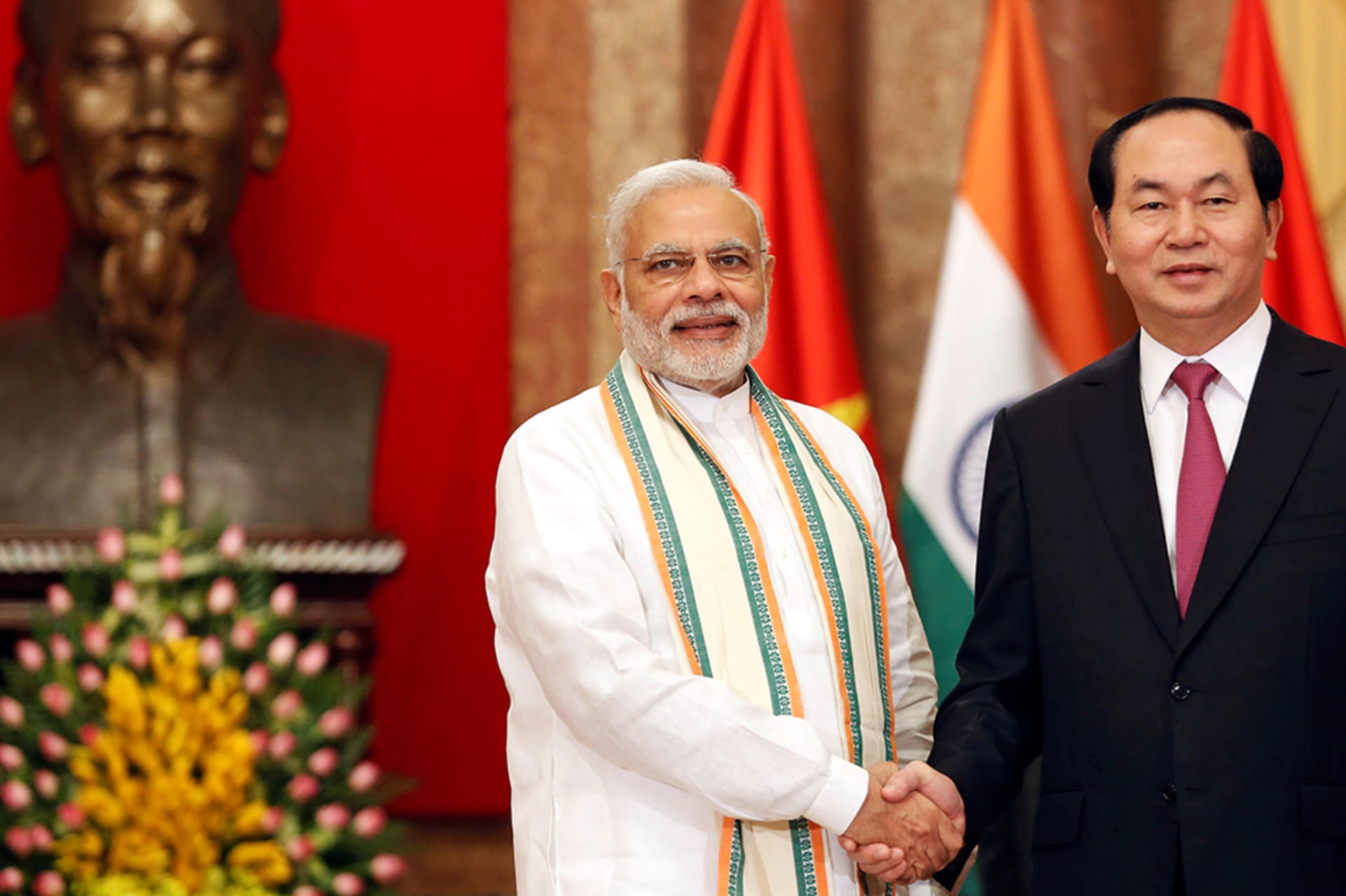 <p>India’s Prime Minister Narendra Modi poses for a photo with Vietnam’s President Tran Dai Quang in front of a statue of late Vietnamese revolutionary leader Ho Chi Minh at the Presidential Palace in Hanoi, Vietnam on September 3, 2016.</p>
