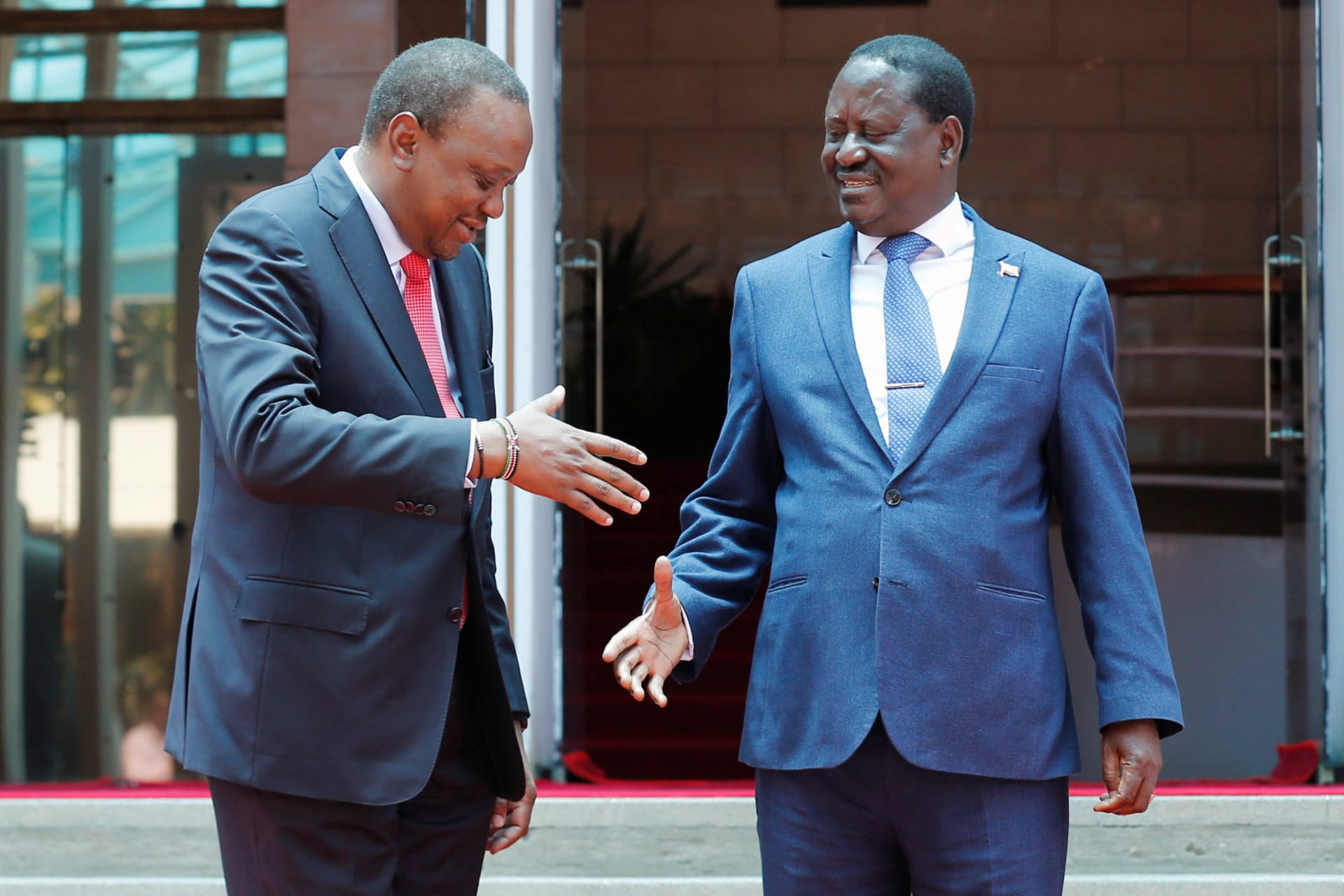 <p>Kenya’s President Uhuru Kenyatta (L) greets opposition leader Raila Odinga of the National Super Alliance (NASA) coalition after addressing a news conference at the Harambee house office in Nairobi, Kenya March 9, 2018.</p>
