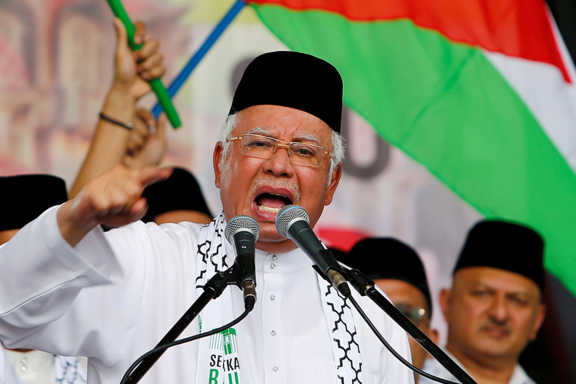 <p>Malaysia’s Prime Minister Najib Razak gestures as he speaks during a rally against U.S. President Donald Trump’s decision to recognize Jerusalem as the capital of Israel, in Putrajaya, Malaysia, on December 22, 2017.</p>

