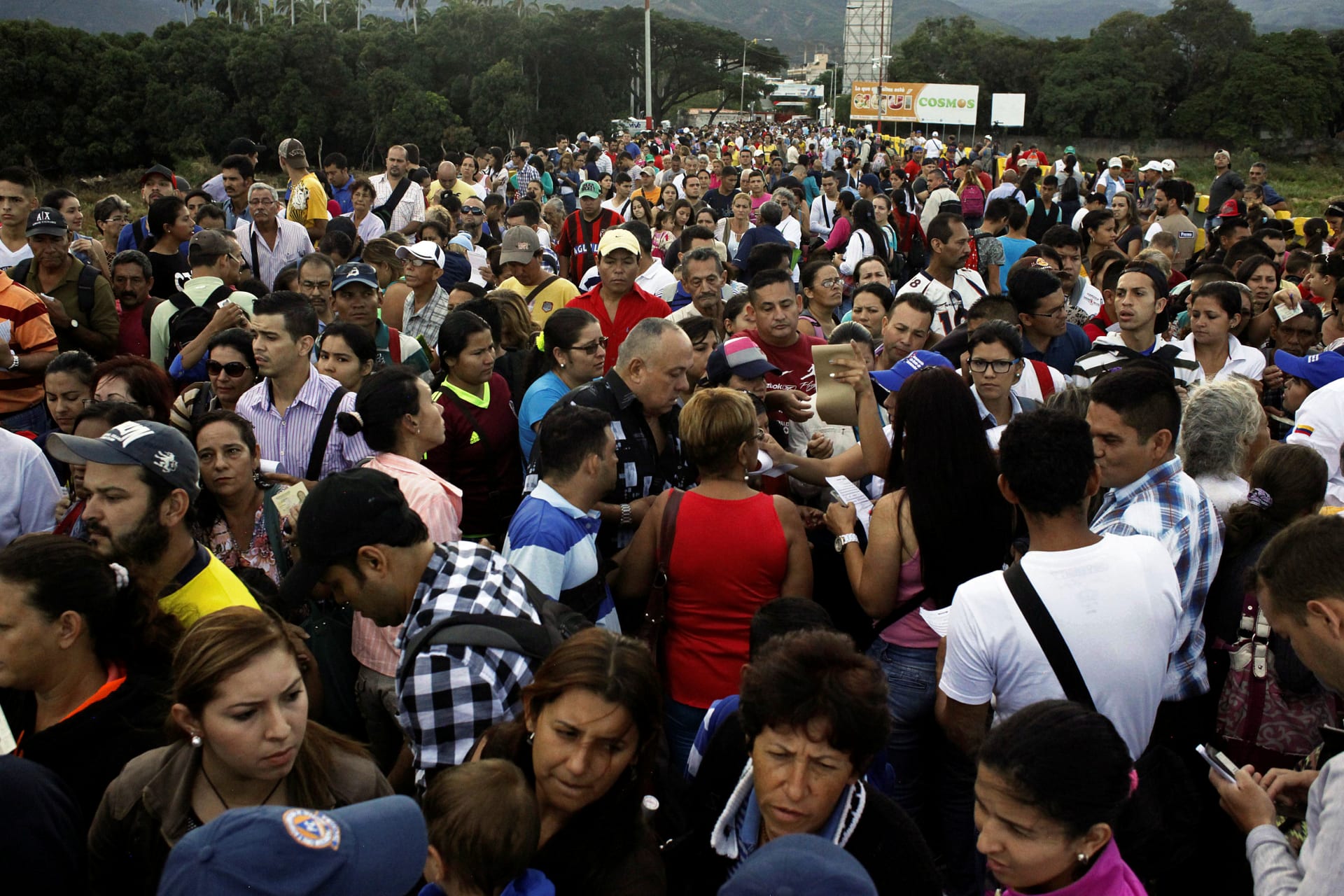 <p>People cross over the Simon Bolivar international bridge to Colombia from San Antonio del Tachira, Venezuela, August 13, 2016. </p>
