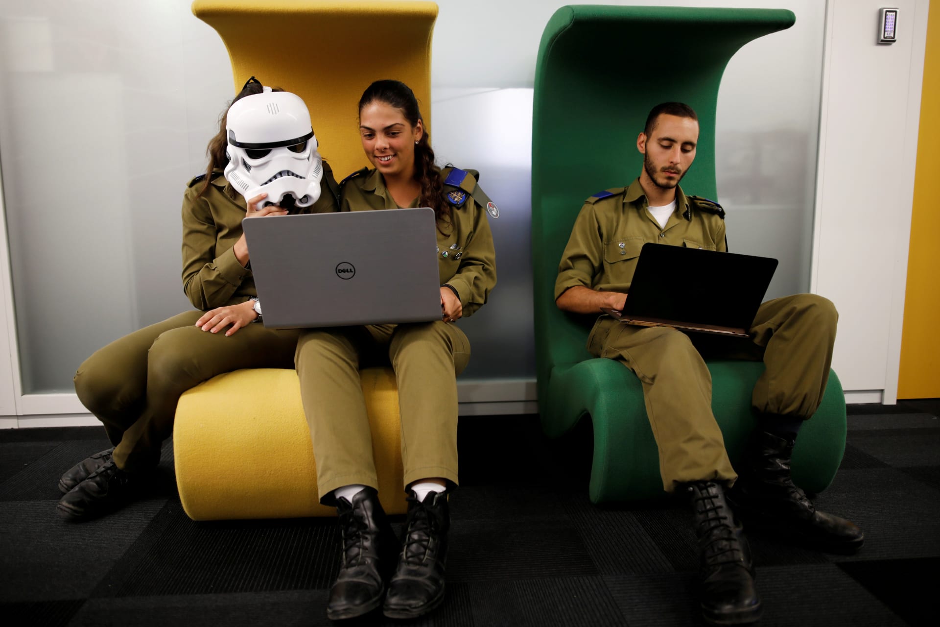 <p>Israeli soldiers work on laptops as they take part in a cyber security training course in August 2017. </p>
