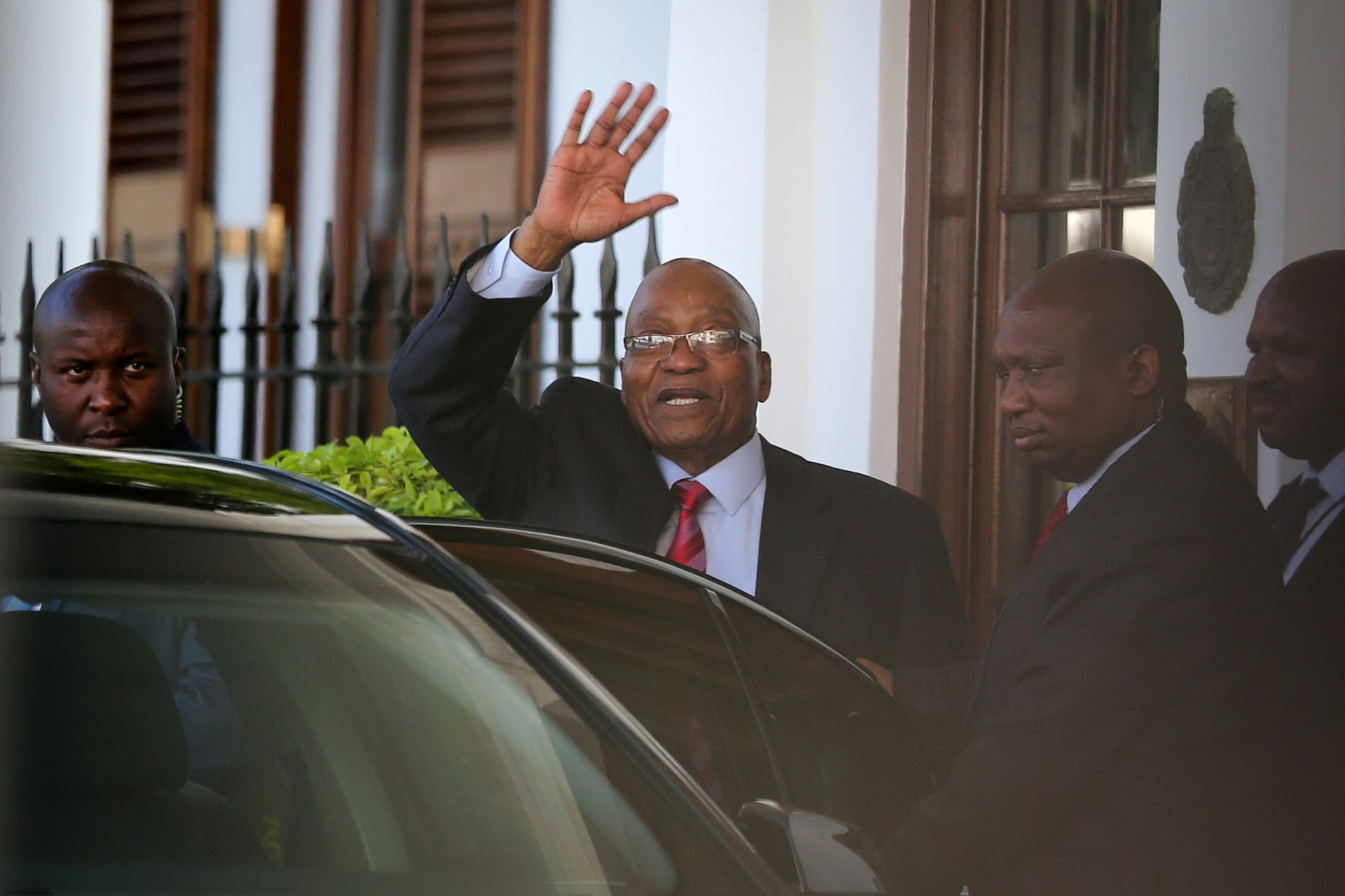 <p>President Jacob Zuma leaves Tuynhuys, the office of the Presidency at parliament after the announcement that his State of the Nation address had been postponed in Cape Town, South Africa, February 6, 2018. </p>
