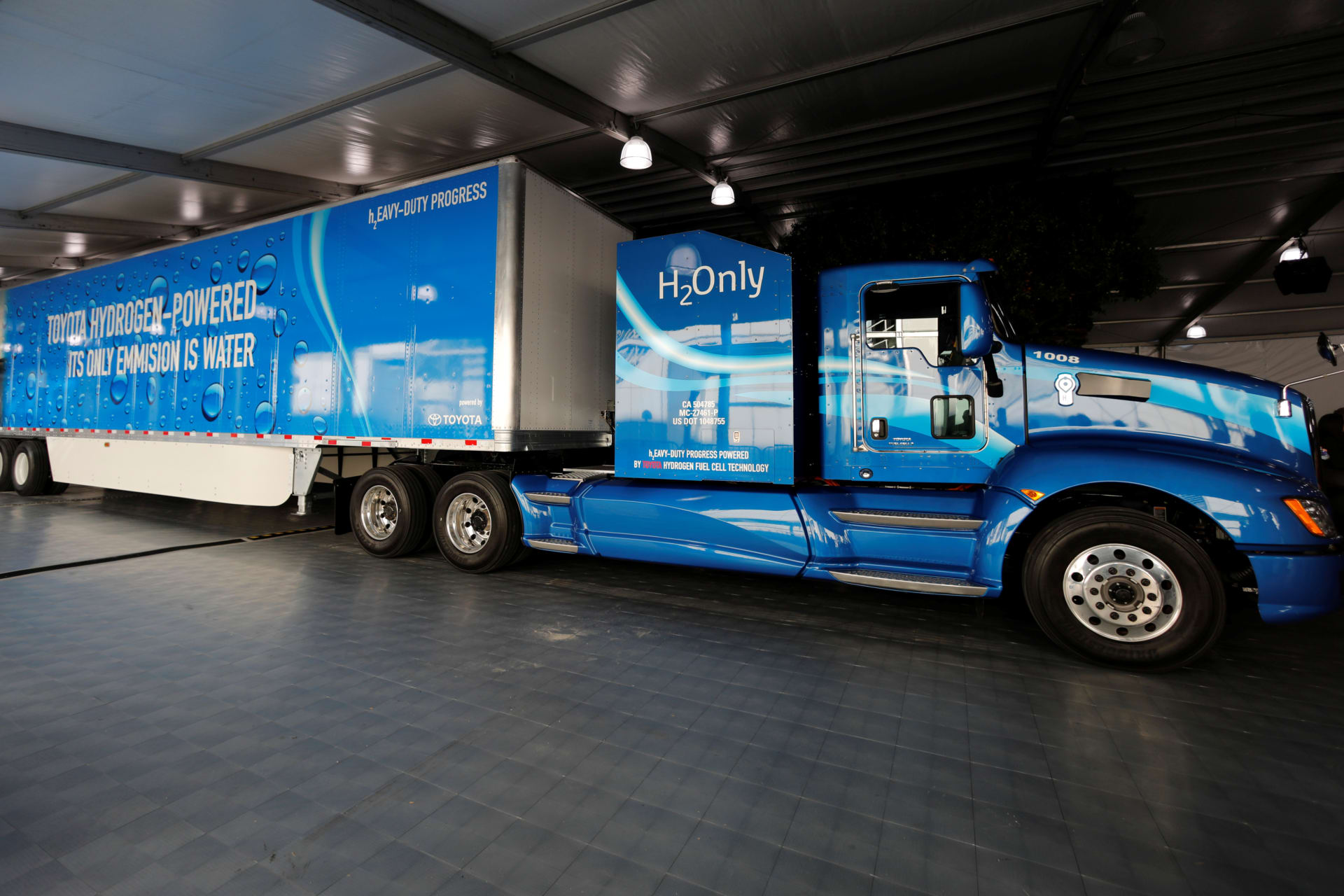 <p>A prototype hydrogen powered fuel cell semi-truck is shown by Toyota at the Los Angeles Auto Show in Los Angeles, California, U.S., November 30, 2017.</p>
