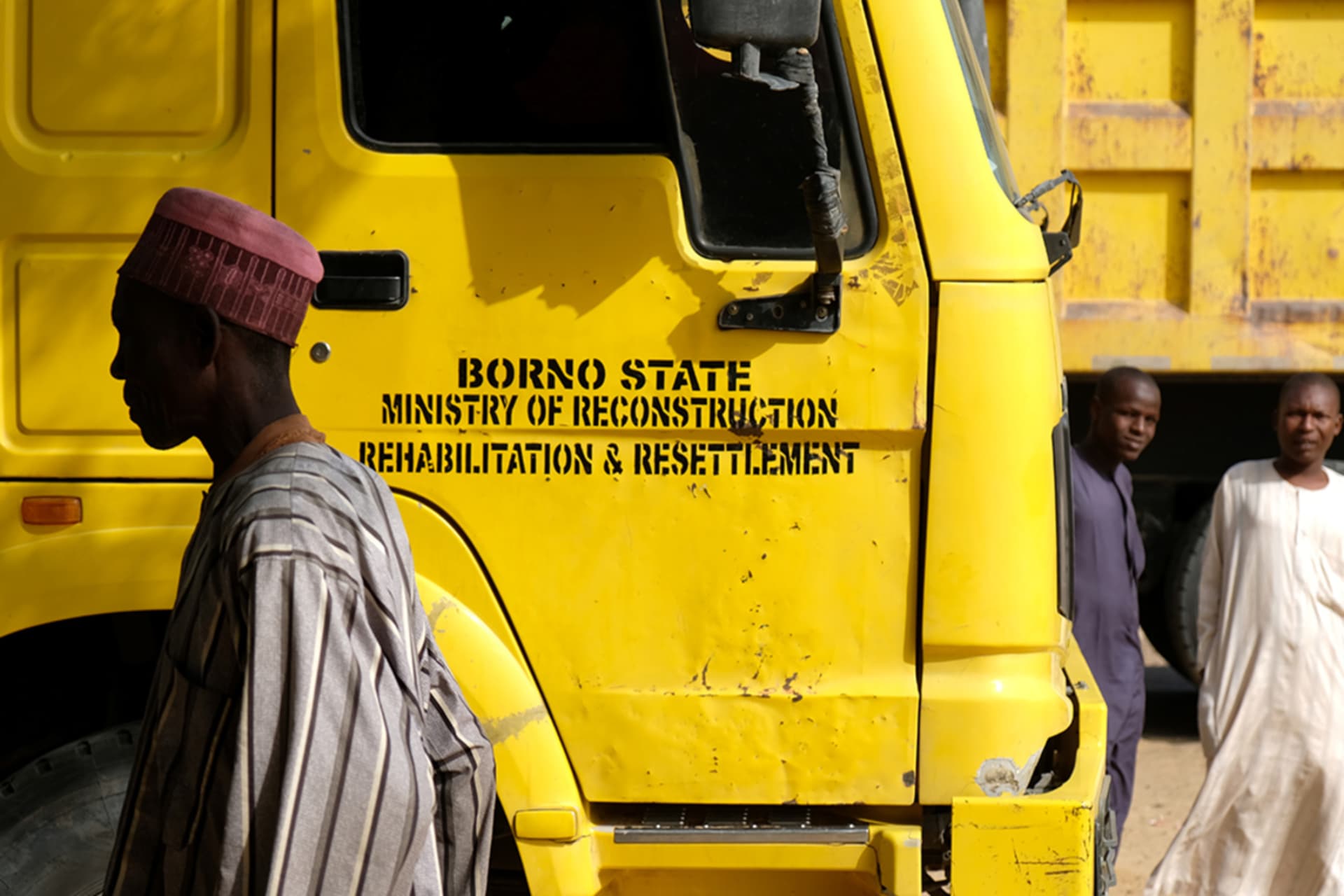 <p>A man walks past a truck piled high with people, their belongings and construction materials in the Muna Garage Maiduguri, Nigeria February 16, 2017.</p>