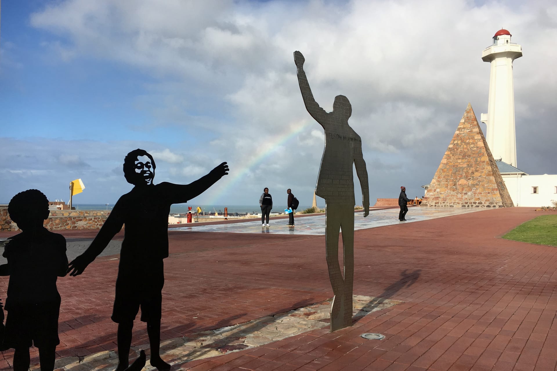<p>Visitors walk past a metal sculpture of former President Nelson Mandela in Port Elizabeth, South Africa, ahead of local government elections, July 29, 2016. Picture taken July 29, 2016.</p>

