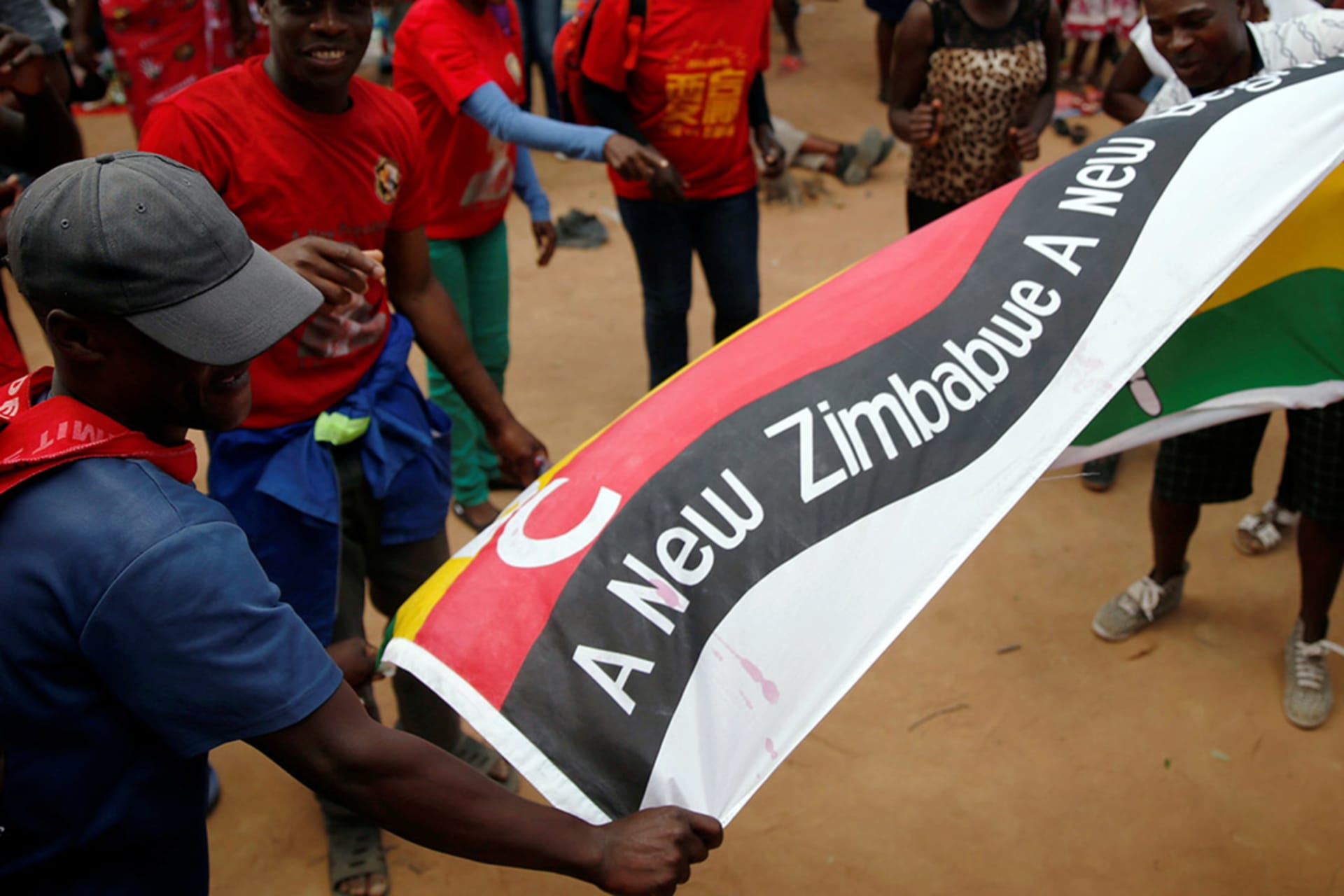<p>Opposition Movement for Democratic Cahne (MDC) party supporters wave flags at a rally to launch their election campaign in Harare, Zimbabwe, January 21, 2018. </p>

