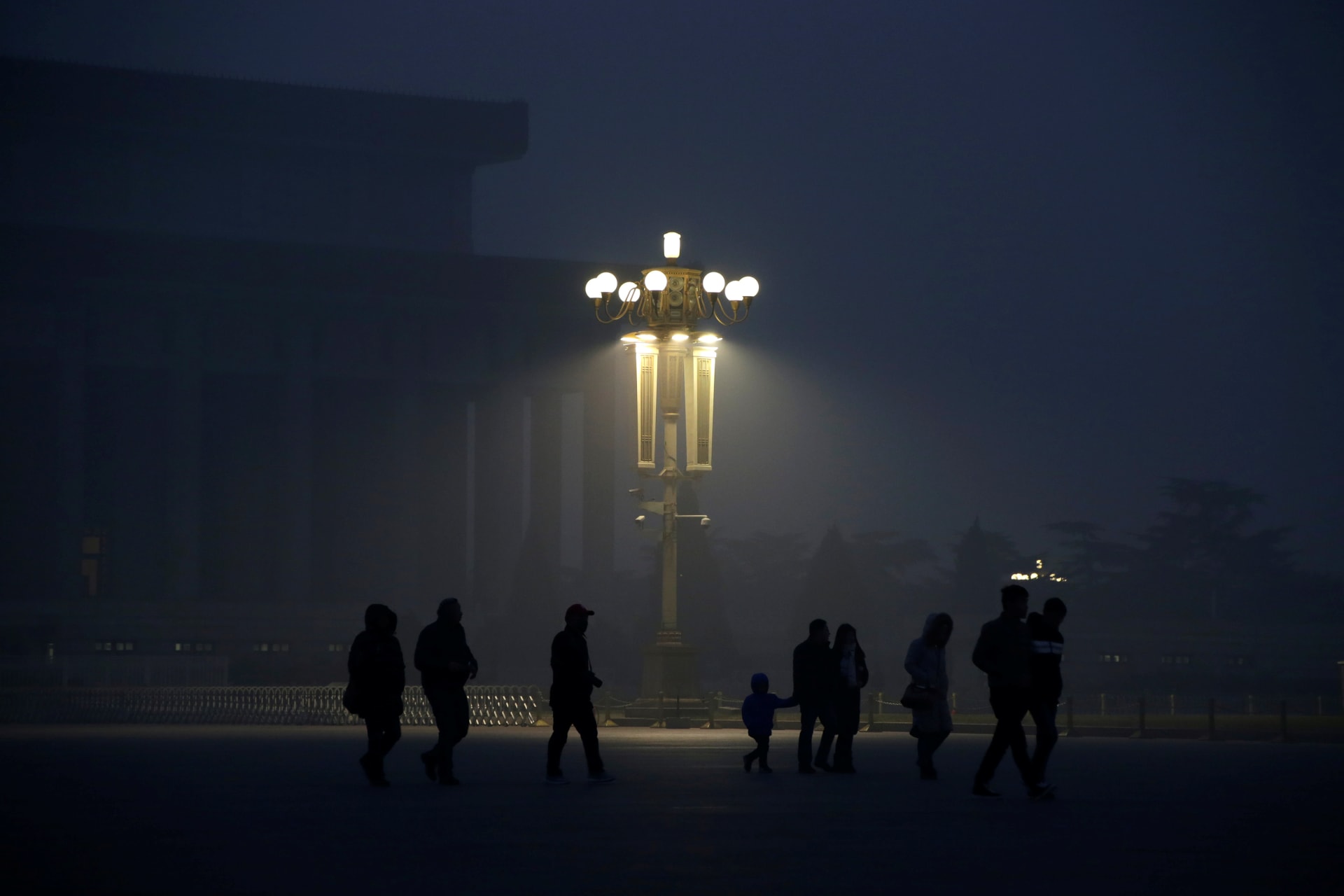 <p>People arrive at Tiananmen Square for a flag-raising ceremony during smog after a red alert was issued for heavy air pollution in Beijing, China, December 20, 2016.</p>
