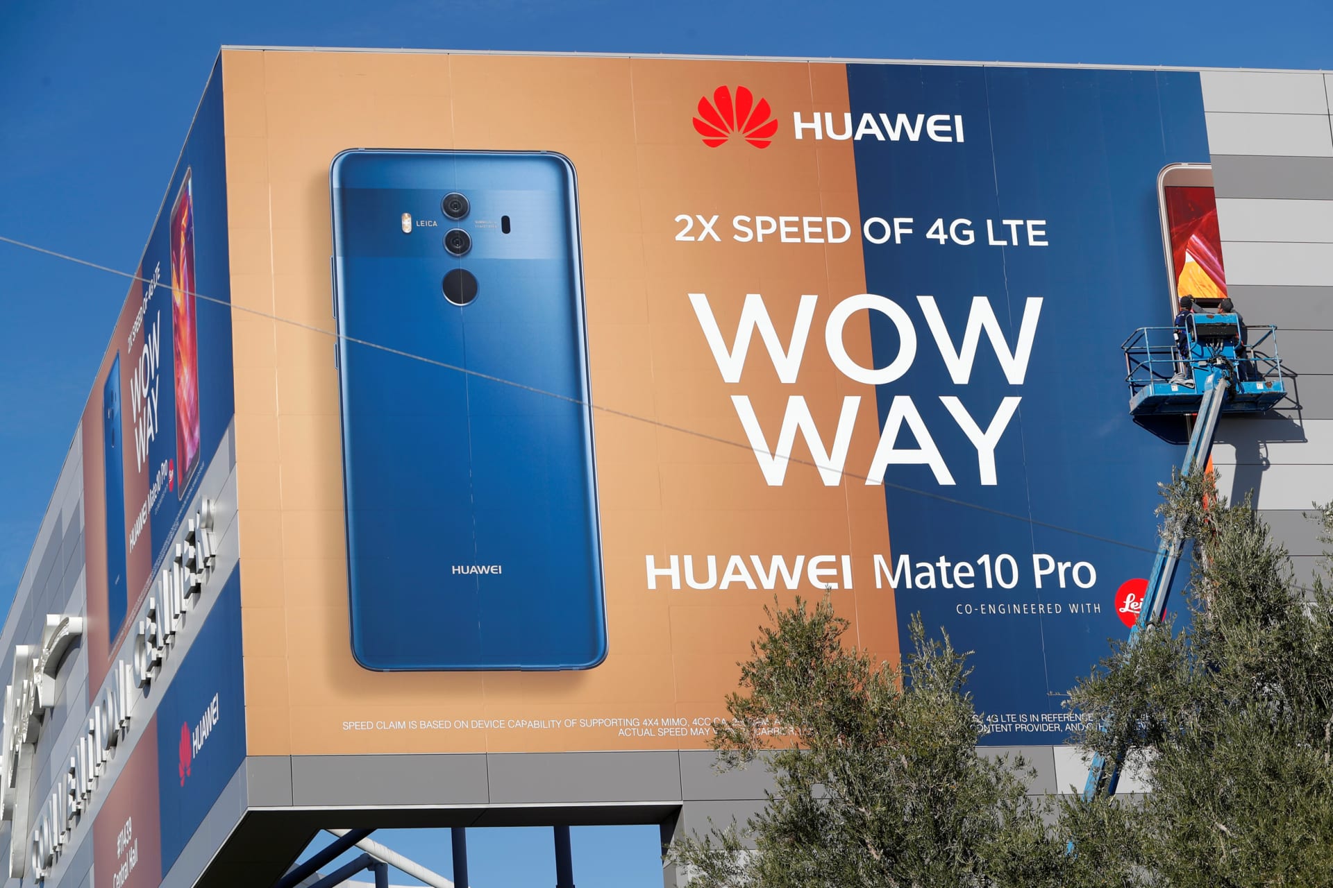 <p>A crew hangs a Huawei advertising banner on the side of the Las Vegas Convention Center as workers prepare for the 2018 CES in Las Vegas, Nevada.</p>
