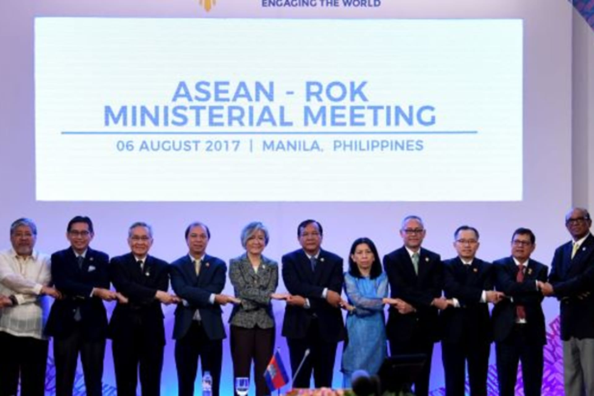 <p>South Korean Foreign Minister Kang Kyung-wha (C) links hands with ASEAN foreign ministers and their representatives as they take part in the ASEAN-Republic of Korea (ROK) Ministerial Meeting in Philippine International Convention Center in Pasay city.</p>
