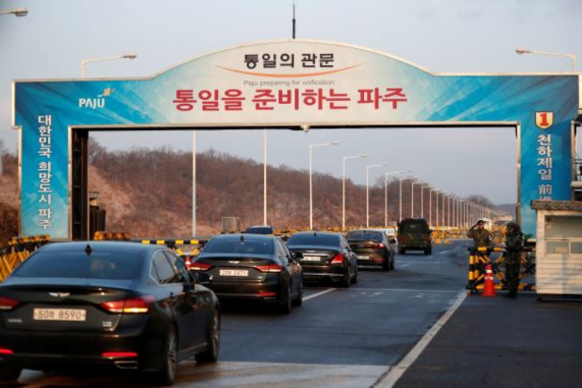 <p>Vehicles transporting the South Korean delegation led by Cho Myoung-gyon, Minister of South Korean Unification Ministry, drive past a checkpoint on the Grand Unification Bridge.</p>

