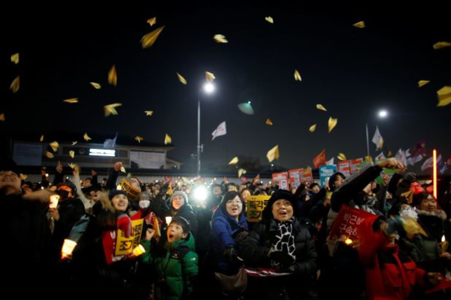 <p>People fly paper airplanes as they march toward the Presidential Blue House during a protest demanding South Korean President Park Geun-hye’s resignation in Seoul, South Korea, January 7, 2017.</p>
