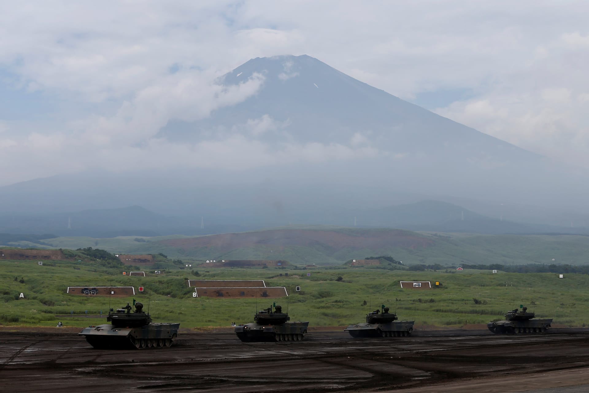 <p>Japanese Ground Self-Defense Force tanks take part in an annual training session with Mount Fuji in the background at Higashifuji training field in Gotemba, Japan August 24, 2017.</p>
