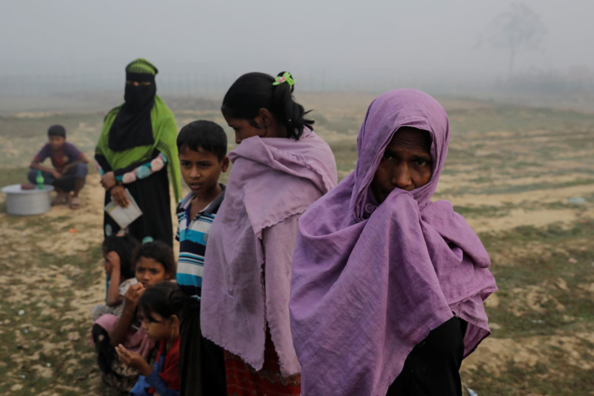 <p>Rohingya refugees wait for rice delivery during a foggy morning at the Nayapara refugee camp near Cox’s Bazar, Bangladesh on December 25, 2017.</p>
