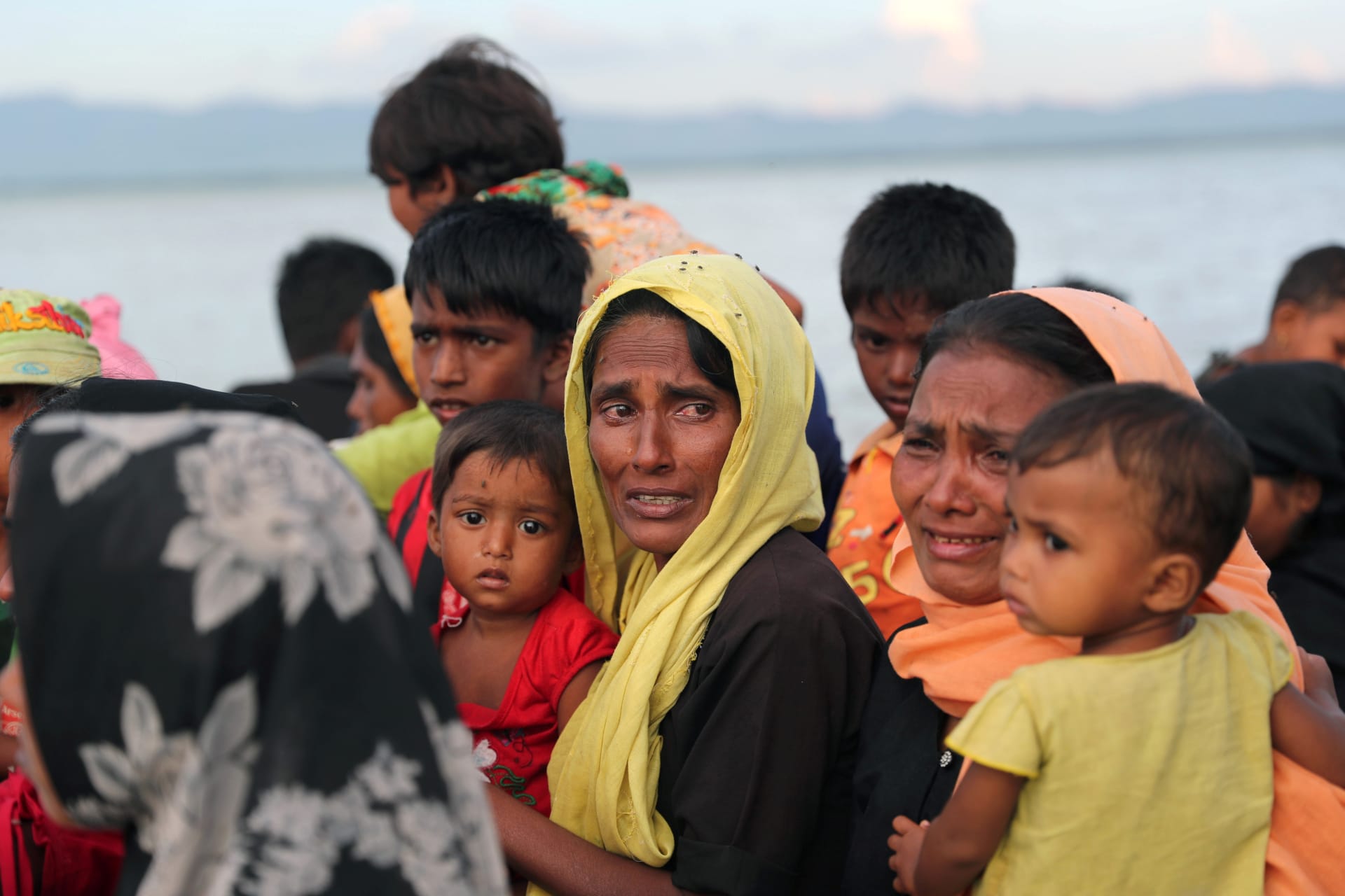 <p>Rohingya refugee women cry while crossing the Naf River with an improvised raft to reach to Bangladesh in Teknaf, Bangladesh, November 12, 2017.</p>
