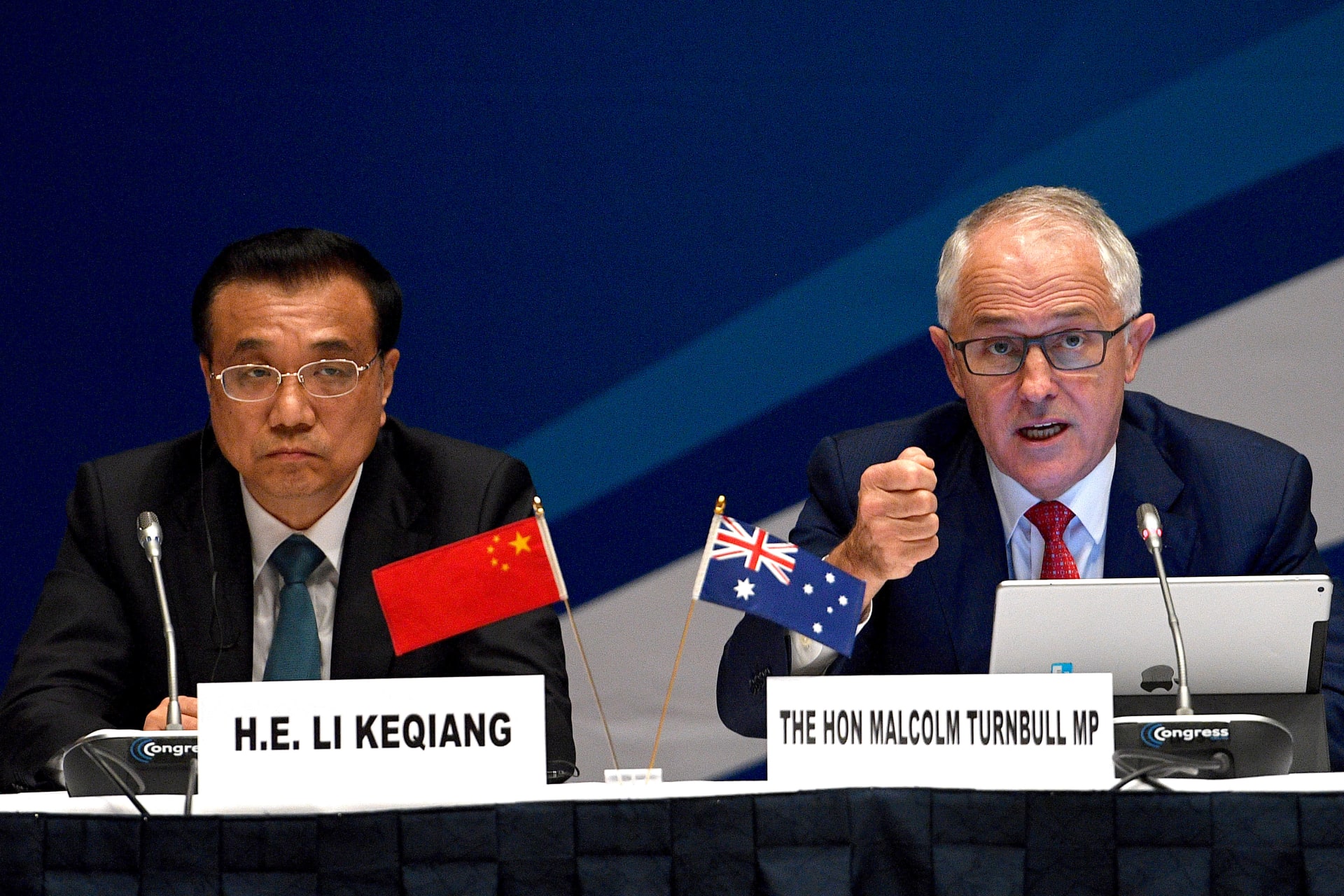 <p>Australia’s Prime Minister Malcolm Turnbull talks as he sits next to Chinese Premier Li Keqiang as they attend the Sixth Australia-China CEO Roundtable Meeting in Sydney, Australia, on March 24, 2017. </p>
