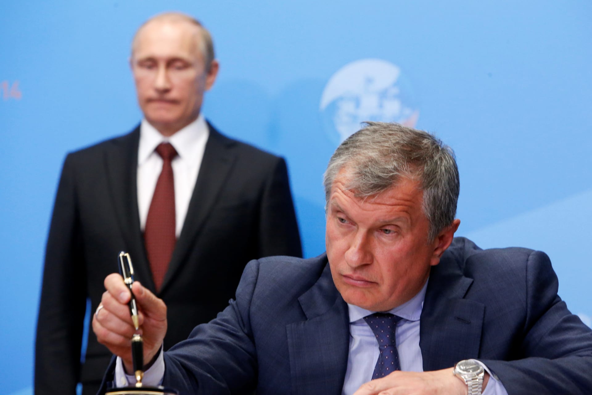 <p>Russia’s President Vladimir Putin (back) and Rosneft CEO Igor Sechin attend a signing ceremony at the St. Petersburg International Economic Forum 2014 (SPIEF 2014) in St. Petersburg, Russia, May 24, 2014. </p>
