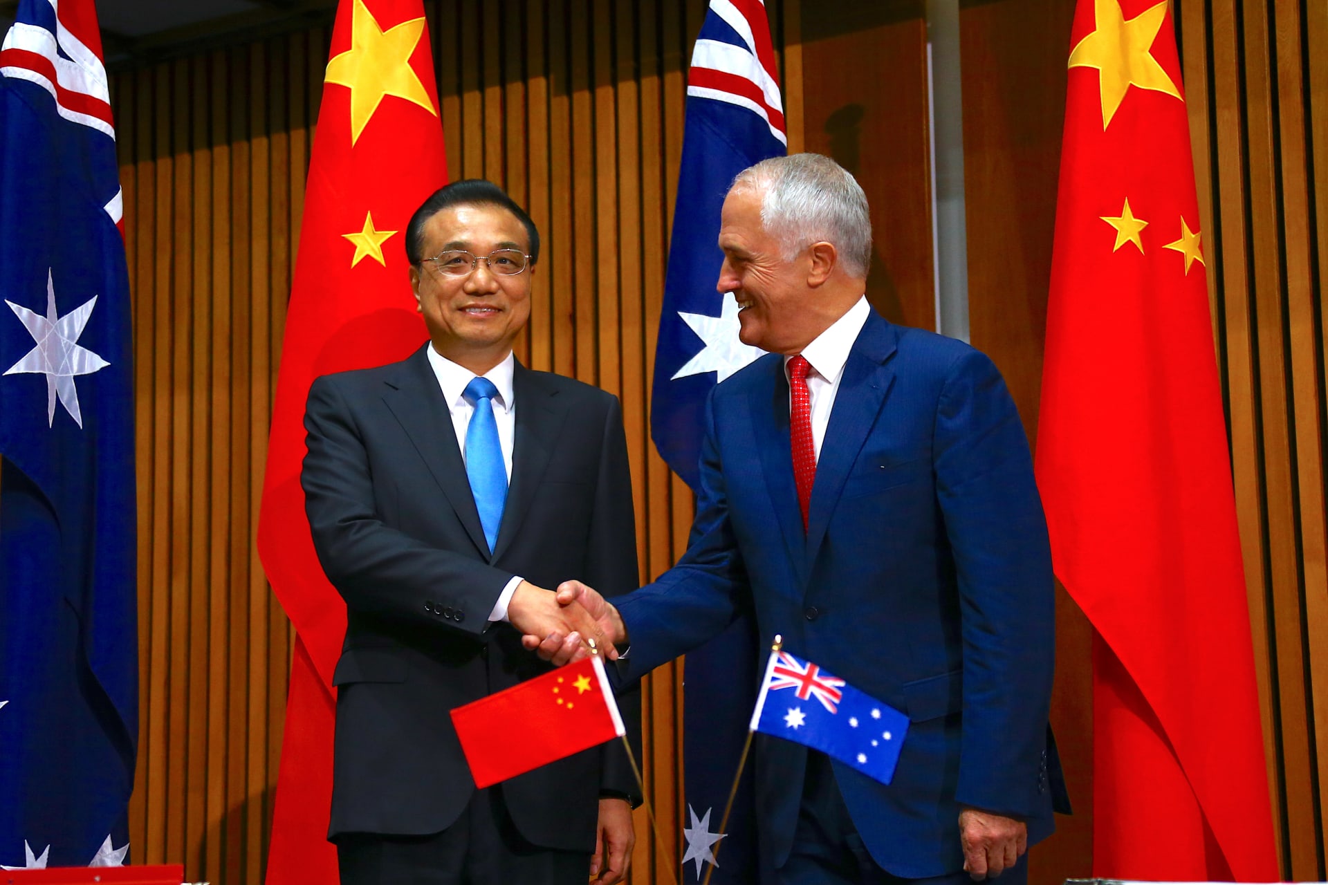 <p>Australian Prime Minister Malcolm Turnbull and Chinese Premier Li Keqiang shake hands before a ceremony in Canberra, Australia.</p>
