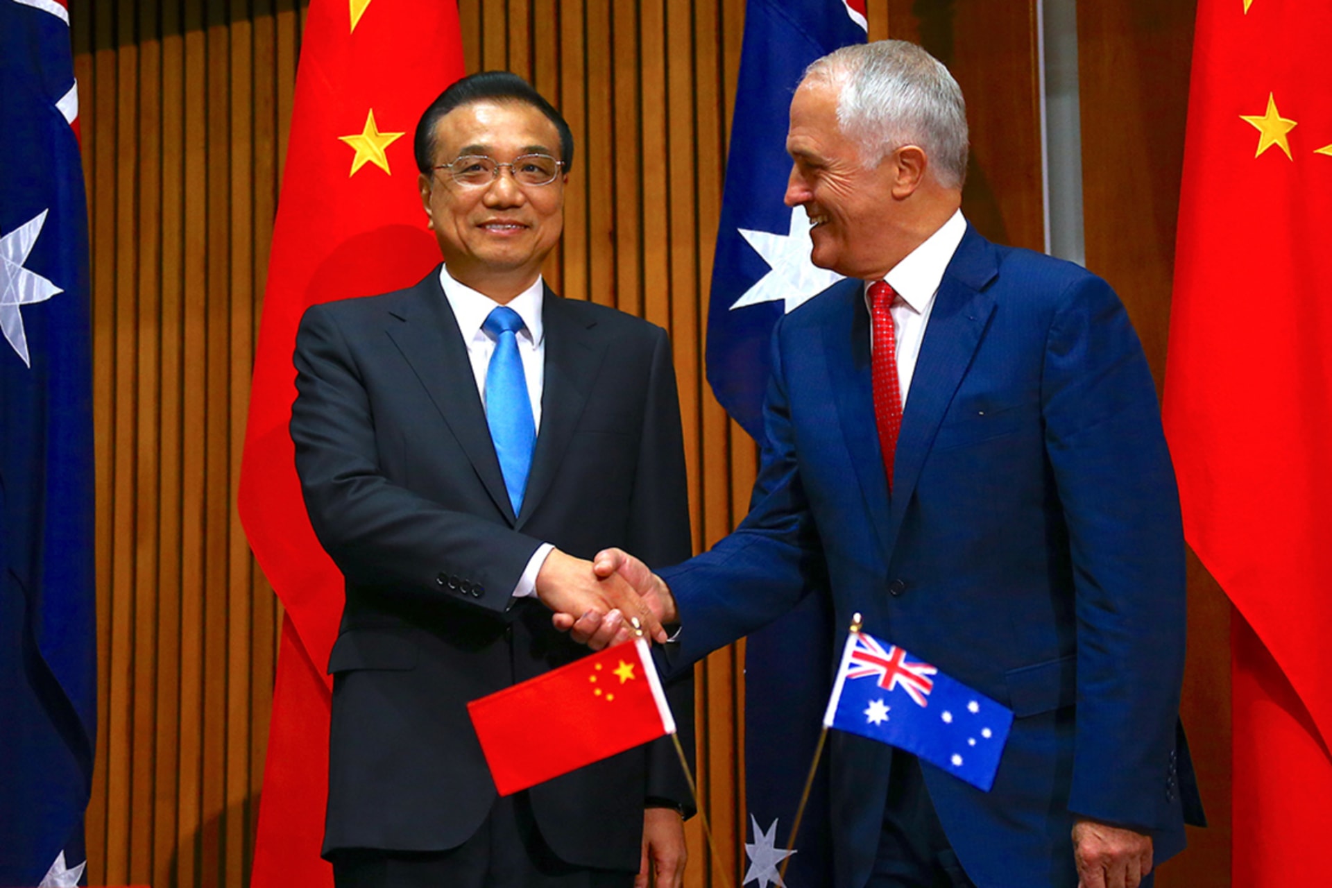 <p>Australian Prime Minister Malcolm Turnbull and Chinese Premier Li Keqiang shake hands before a ceremony in Canberra, Australia.</p>