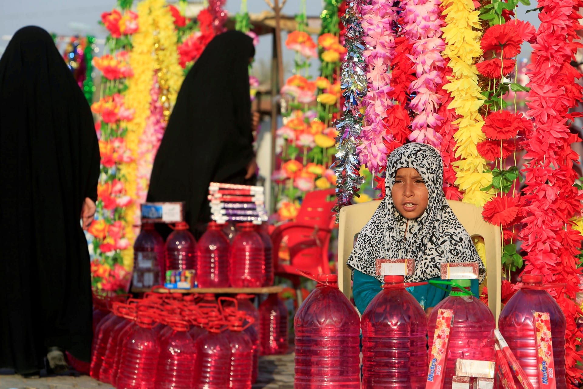 <p>An adolescent girl sells water and flowers during the Muslim festival of Eid al-Adha in Najaf, Iraq September 3, 2017.</p>
