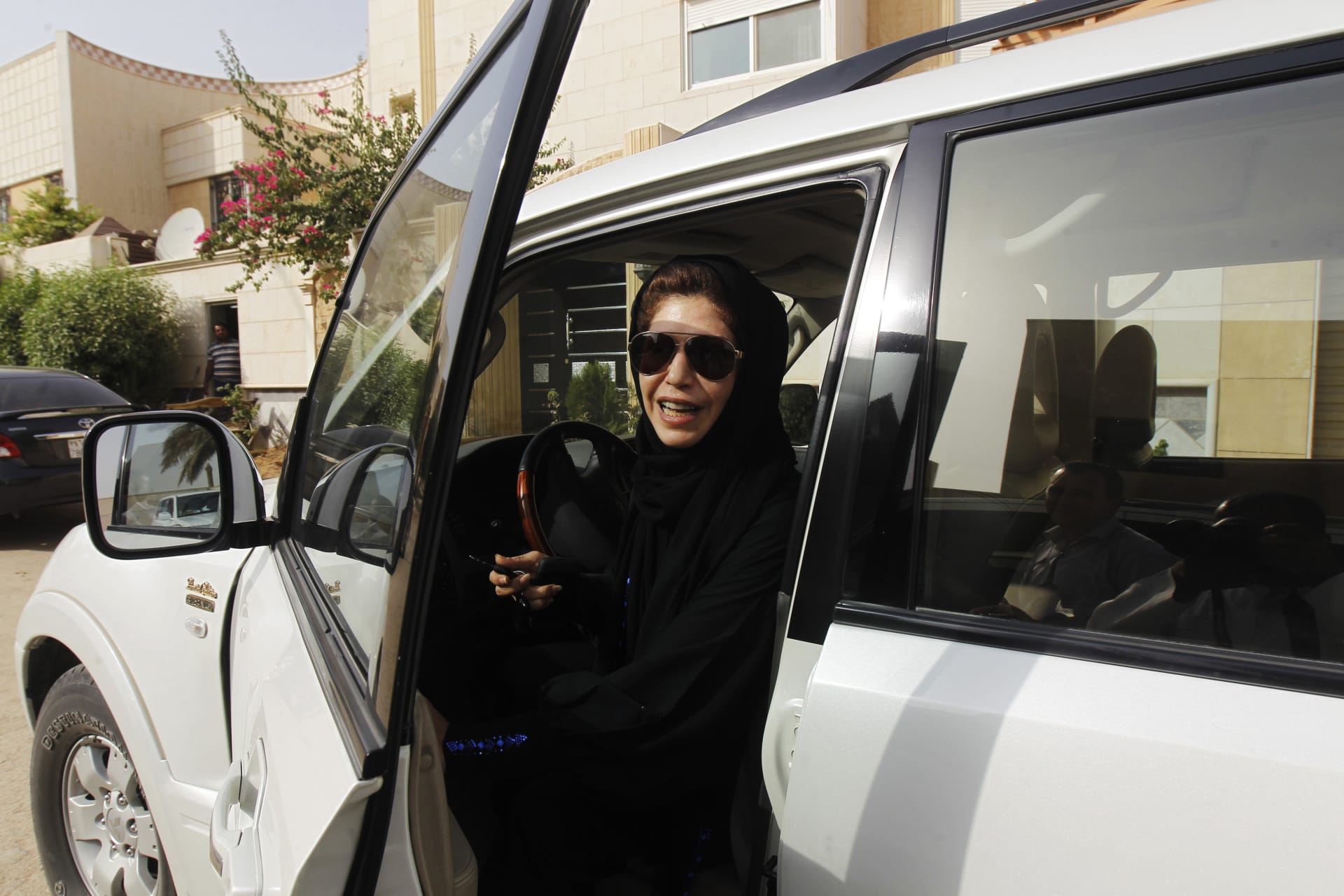 <p>Female driver Azza Al Shmasani steps from her car after driving in defiance of the ban in Riyadh June 22, 2011.</p>
