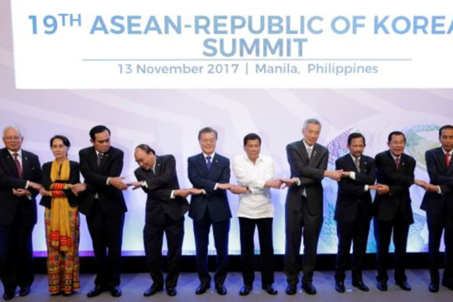 <p>Summit participants join hands during a family photo before the 19th ASEAN Republic of Korea Summit in Manila, Philippines November 13, 2017.</p>
