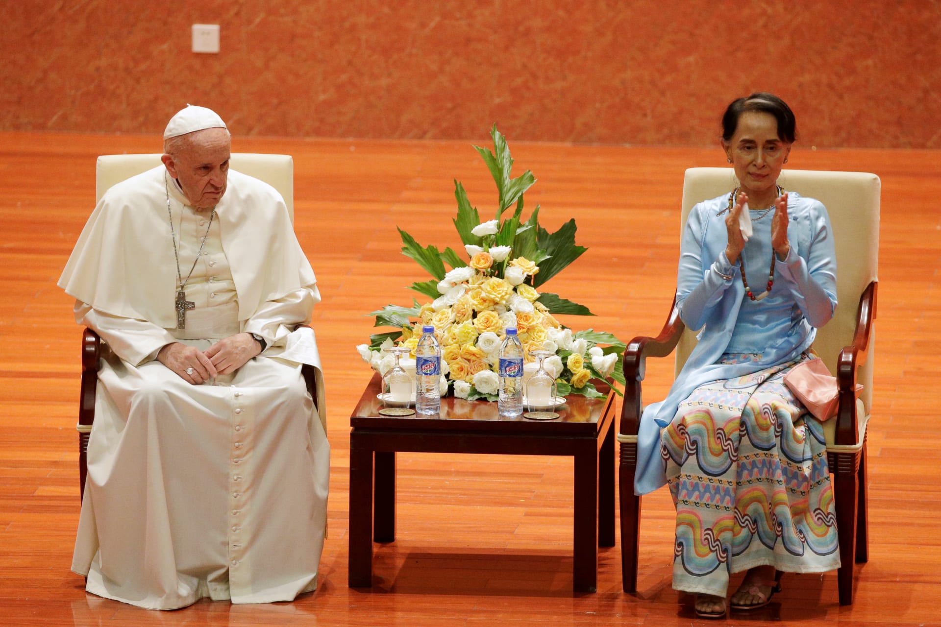 <p>Myanmar’s State Counsellor Aung San Suu Kyi applauds next to Pope Francis as they attend a meeting with members of the civil society and diplomatic corps in Naypyitaw, Myanmar on November 28, 2017. </p>
