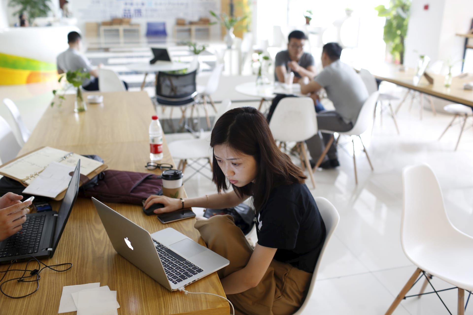 <p>Young entrepreneurs look at their computers at a resting area inside the University Students Venture Park, in Shanghai, China, July 29, 2015. The University Students Venture Park in northern Shanghai was designed as an incubator for college students.</p>
